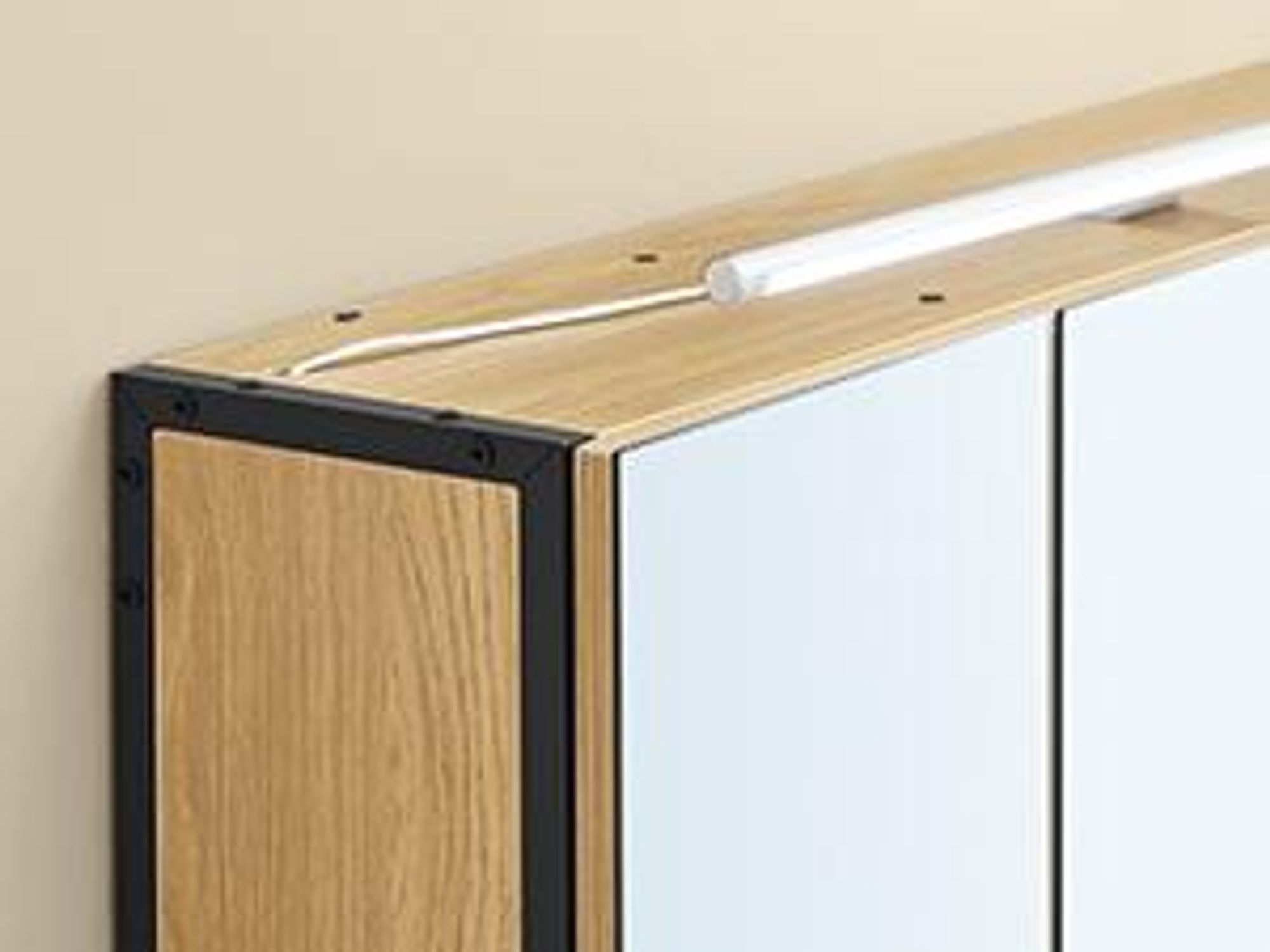 VASAGLE Badezimmerschrank mit 3 Türen, Spiegelschrank, Wandschrank, Stecker, Hängekorb, Haartrockner-Halter, viel Stauraum