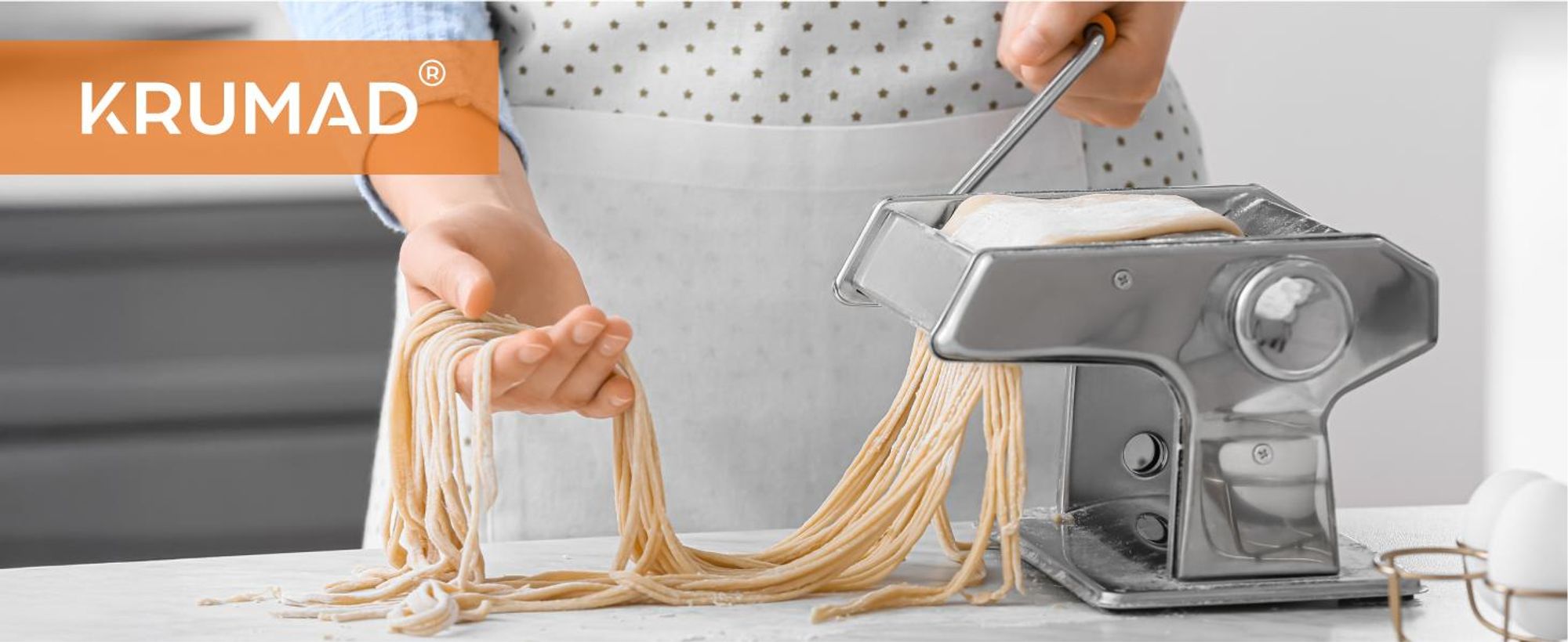 KRUMAD Nudelmaschine manuell 6 Teigdicken, 2 Walzenaufsätze für Spaghetti & Tagliatelle, Edelstahl, kompakt, inkl. Tischklemme & Zubehör, Silber