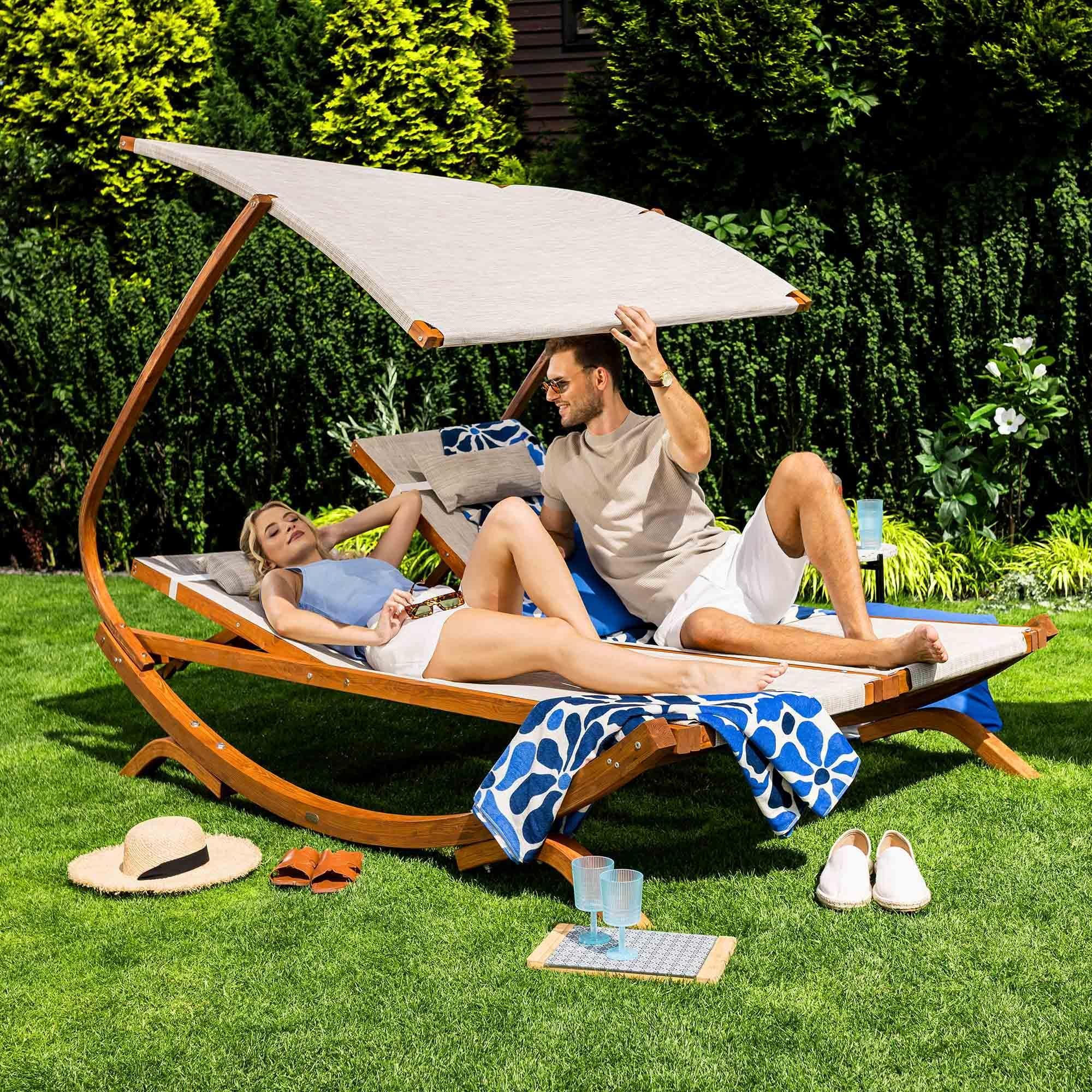 di volio Sonnenliege mit Dach Pionza - beige, Doppelliege mit verstellbarer Rückenlehne, Gartenliege aus Holz für 2 Personen - wetterfest & bequem