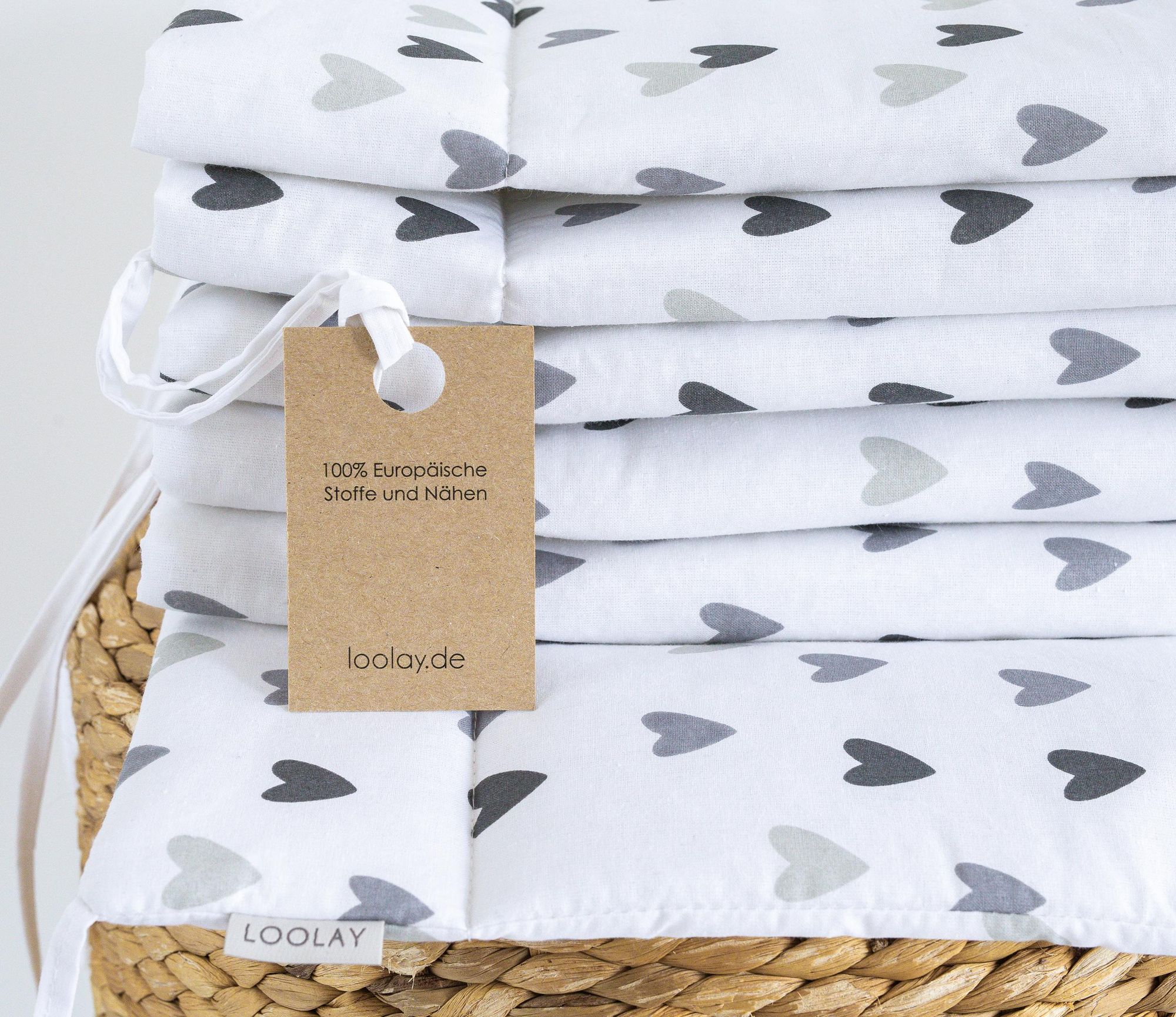 BETTUMRANDUNG Baumwolle 180 x 30 cm Babybett Austattung Babyausstattung Nestchen Bettschlange. Handgenähnt HERZEN GRAU von LOOLAY®