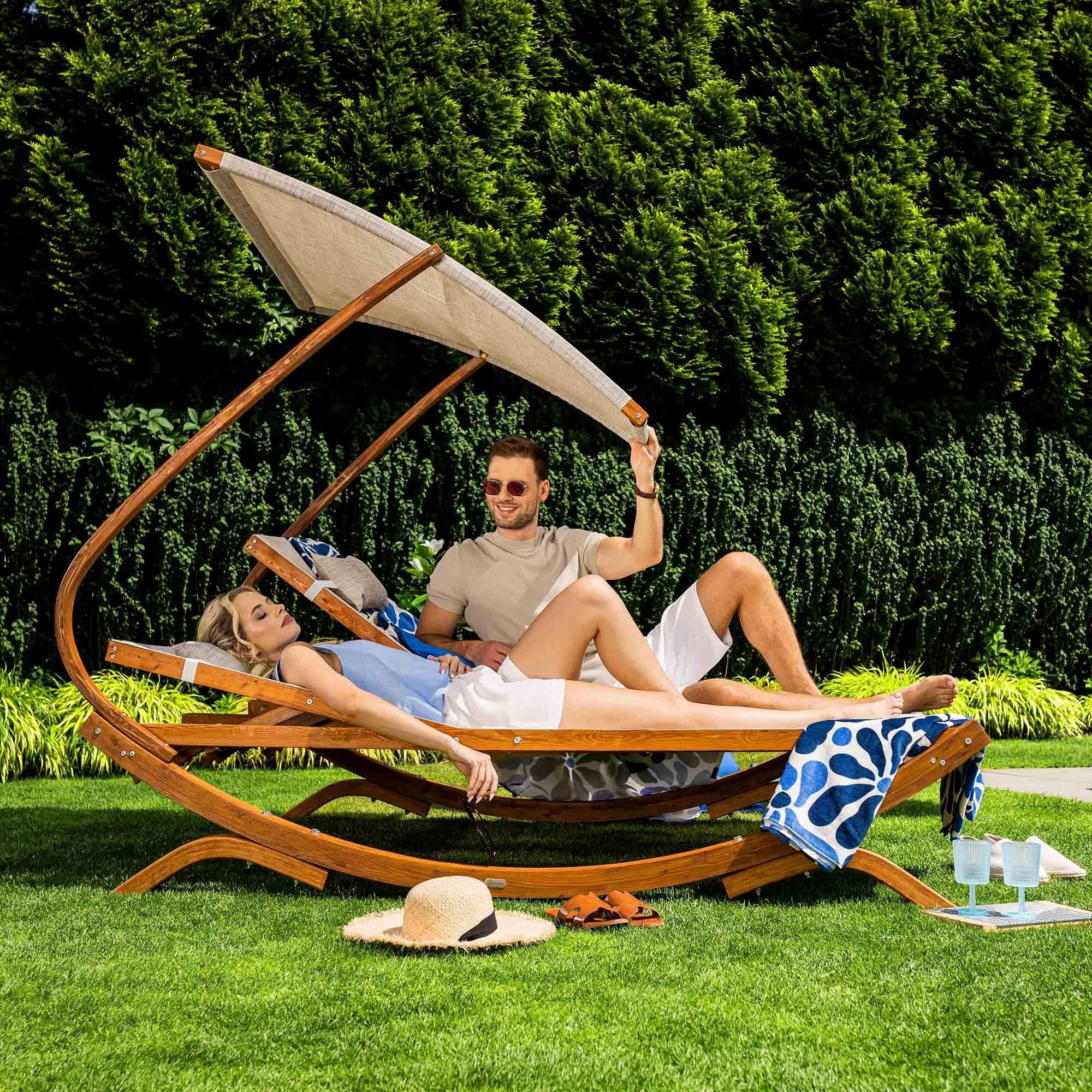 di volio Sonnenliege mit Dach Pionza - beige, Doppelliege mit verstellbarer Rückenlehne, Gartenliege aus Holz für 2 Personen - wetterfest & bequem