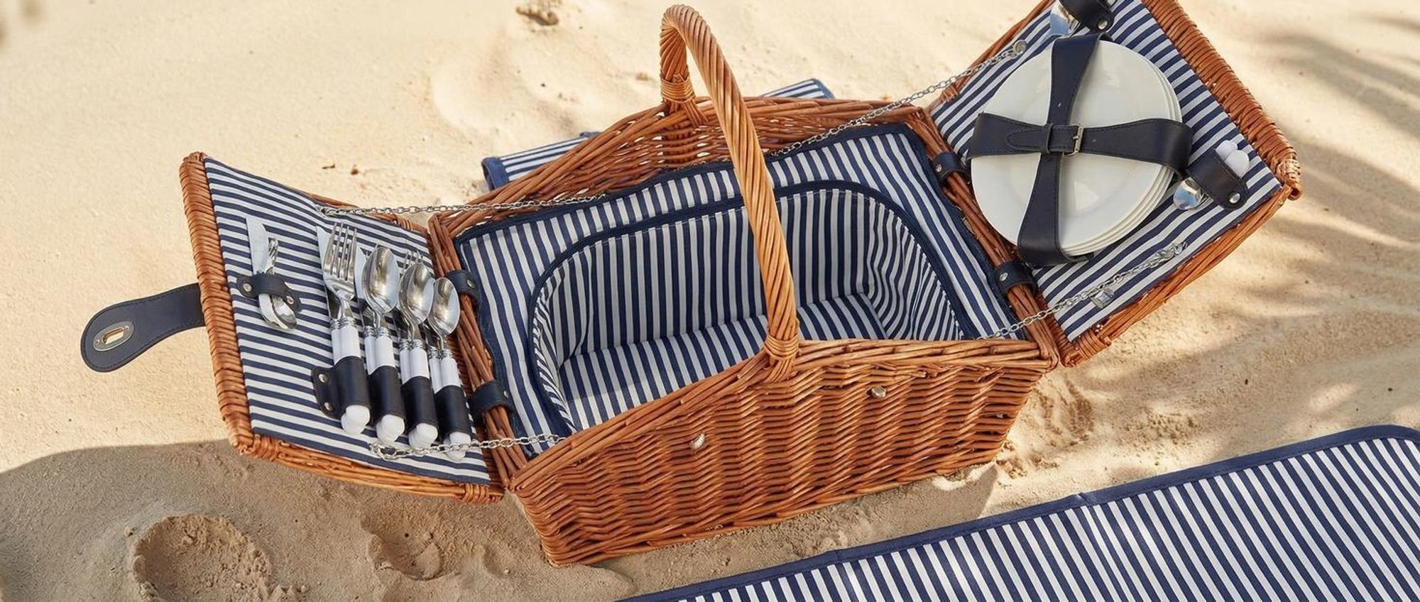 tectake® Picknickkorb Usedom für 4 Personen, mit Picknickdecke inkl. 20-teiliges Geschirrset, Kellnermesser und Gewürzstreuer