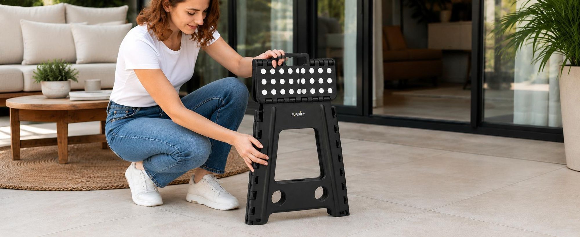 FURNIFY® QUICKSTEP Falthocker, platzsparend klappbar und vielseitig einsetzbar.