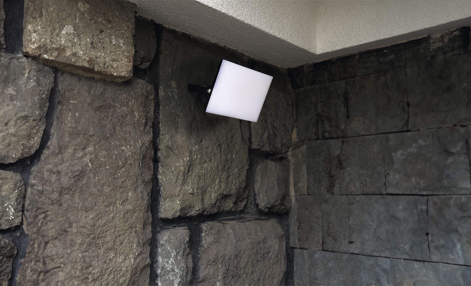 EMOS LED reflektor Tambo, ultratenký hliníkový reflektor, vodotěsný, neutrální bílá (4000 K), 3000 lm, 30 W, pro venkovní použití, černý, ZS2532