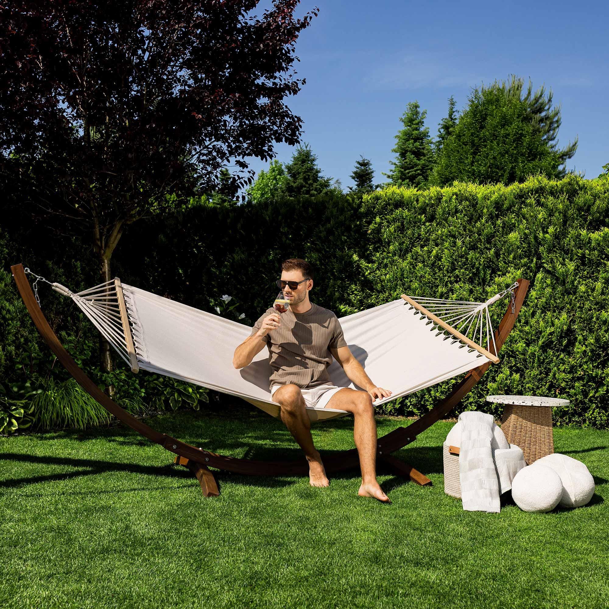 di volio Hängematte mit Gestell TREVIA – wetterfeste Gartenhängematte aus Lärchenholz bis 150kg, robuste Stabhängematte für Outdoor (Braun)