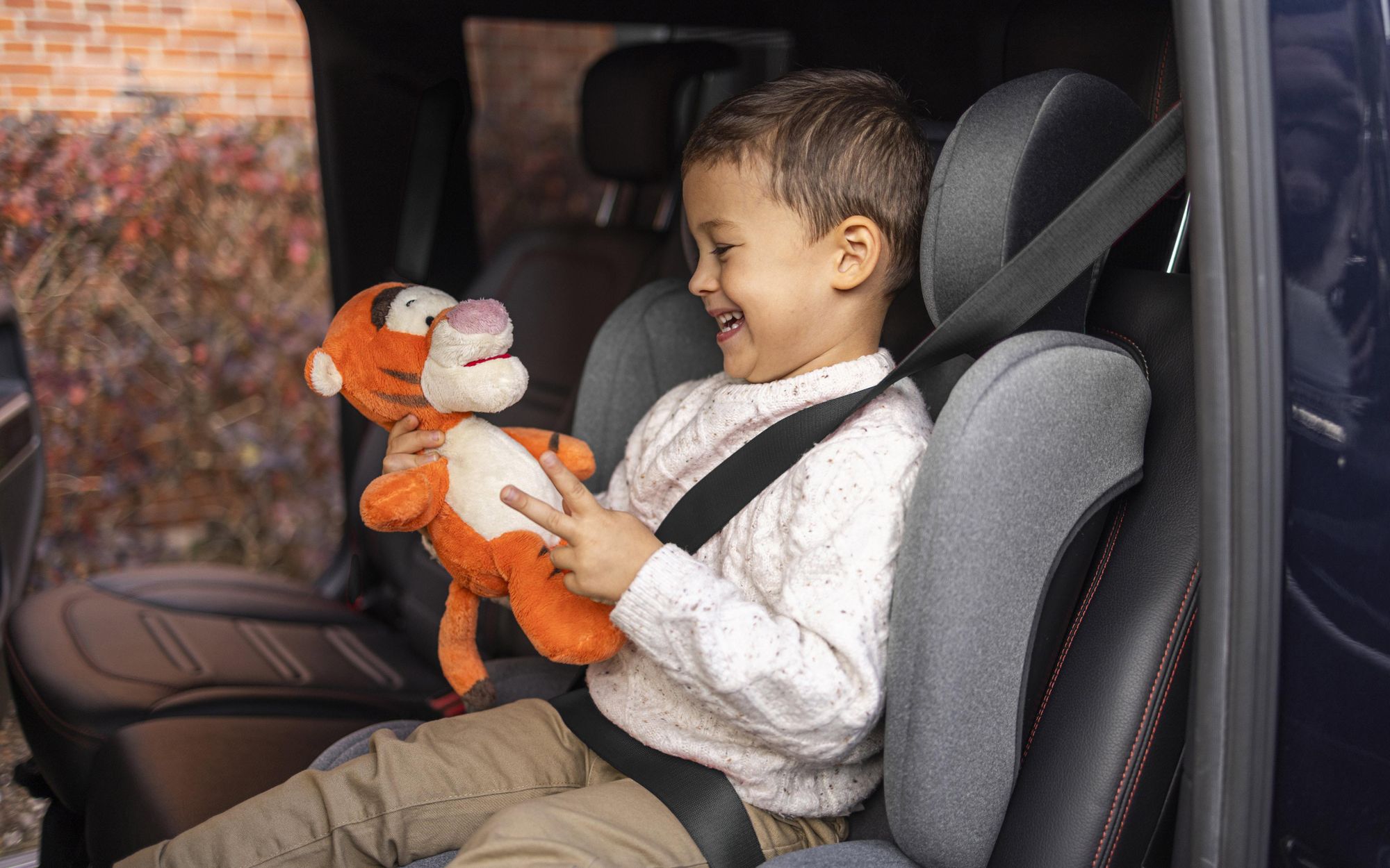 Tulano Joy 35 Schwarz-Grau – i-Size Kindersitz R129, 100–150 cm, ISOFIX & Gurt, 13-fach Kopfstütze, Getränkehalter, Sonnenblenden
