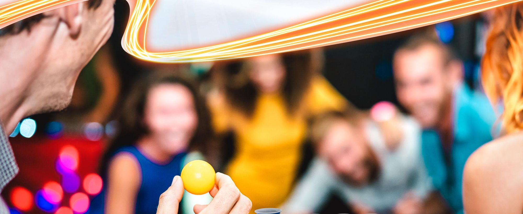 tectake® Aluminium Bierpongtisch BeerWars II mit Eisfach, Becherlöchern, LED-Beleuchtung inklusive 100 Bechern, 6 Bällen und Kartentrinkspiel