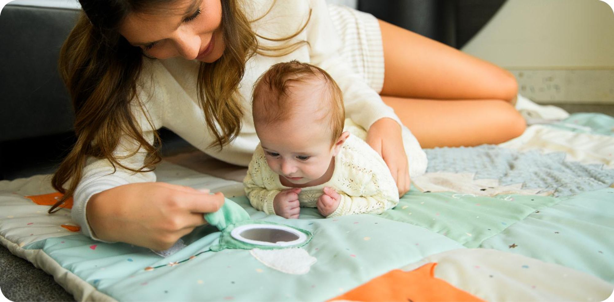 MoMi VOLPI – Baby Activity Spielmatte mit Sensorik-Spielzeug (Spiegel, Rassel, Bänder), faltbar mit Griffen, 120×160 cm – Pastellfarben
