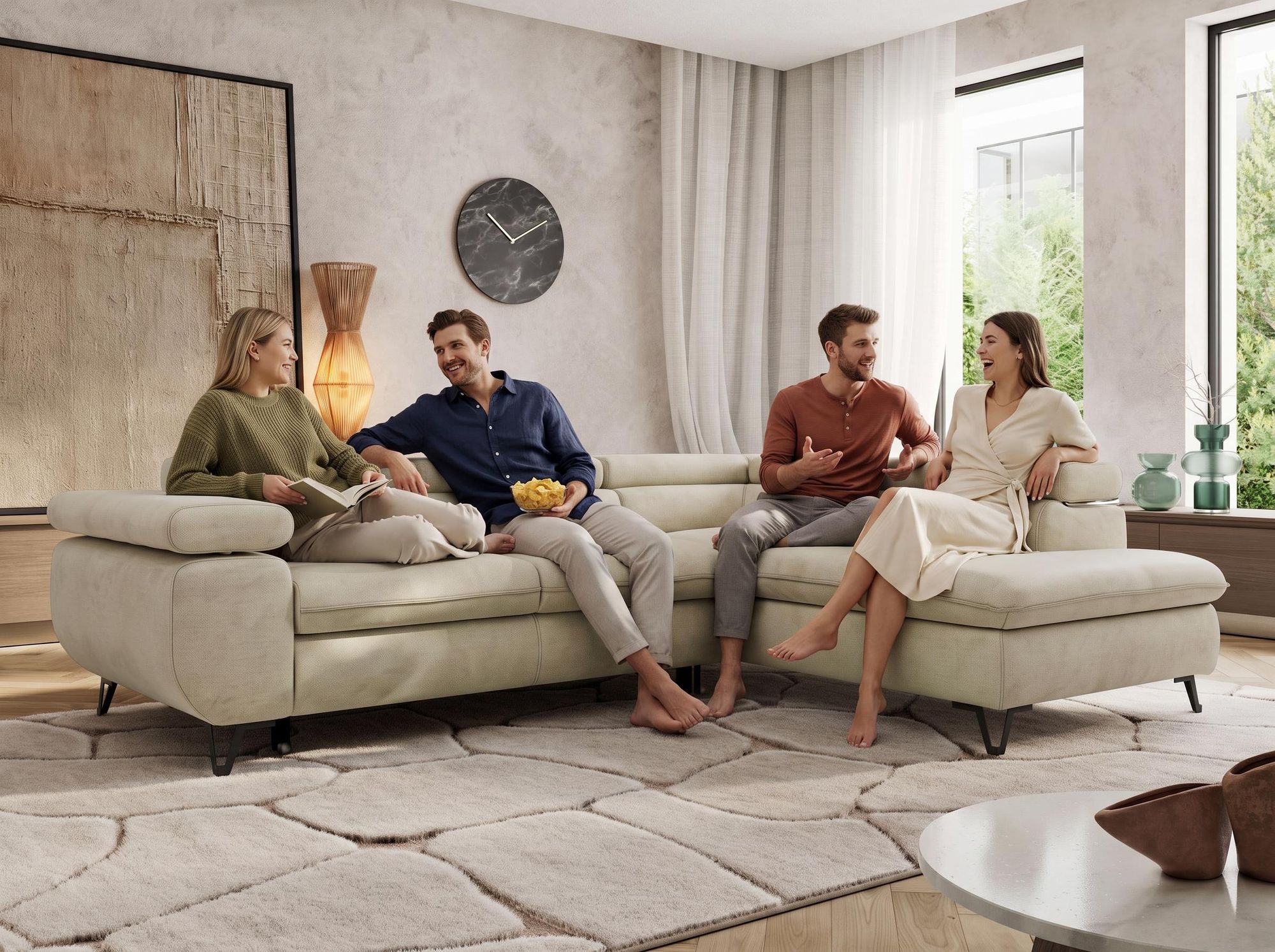 Familie entspannt gemeinsam auf beigem Ecksofa im hellen Wohnzimmer.