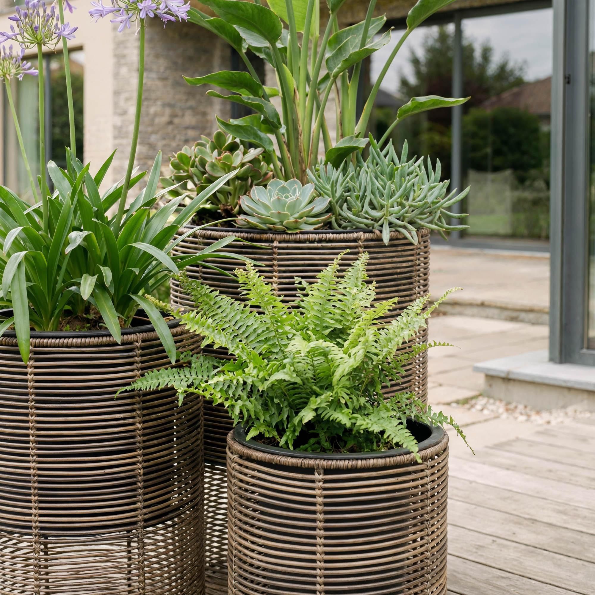 di volio Pflanzkübel Set VITARBO – 3 hohe Blumentöpfe aus Polyrattan mit Kunststoffeinsatz, wetterfeste Rattan Blumenkübel für Außen (Braun)