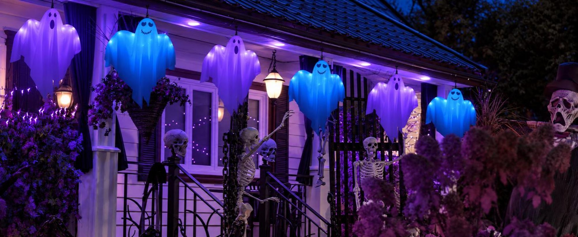 Halloween Deko Geister 2er Set, zwei verschiedene Gesichter, leuchtende Hängedeko für Tür Fenster Garten Baum Veranda Party
