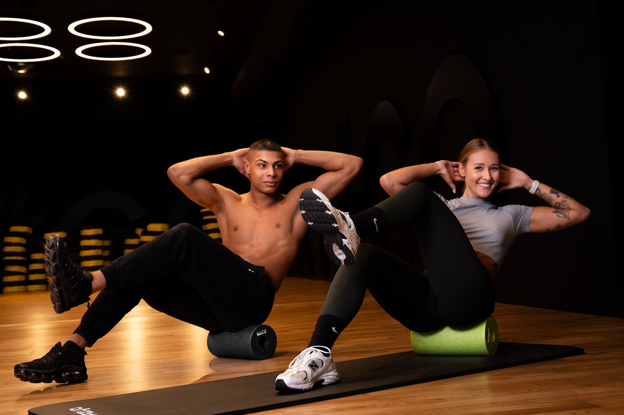 Training mit der FIZYO Massagerolle – Person führt Entspannungs- und Kräftigungsübungen durch.