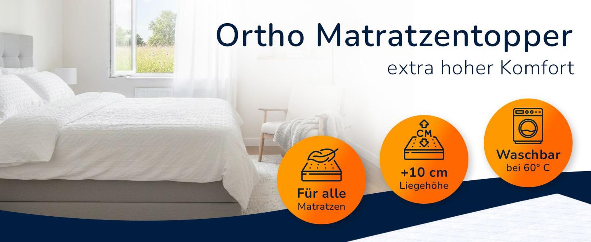 Topper auf einem Bett im Schlafzimmer, daneben drei Merkmale des Produkts
