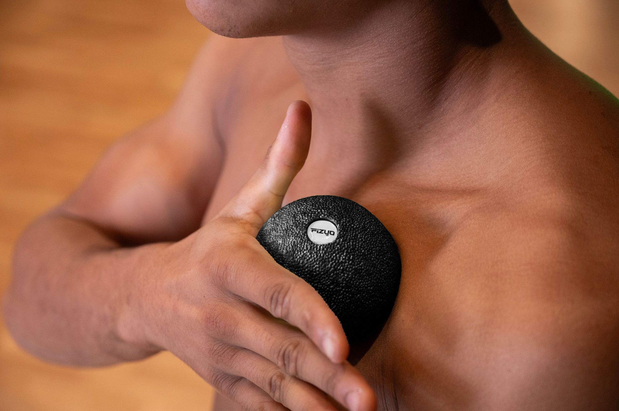 Person beim Training mit dem FIZYO 8 cm Massageball