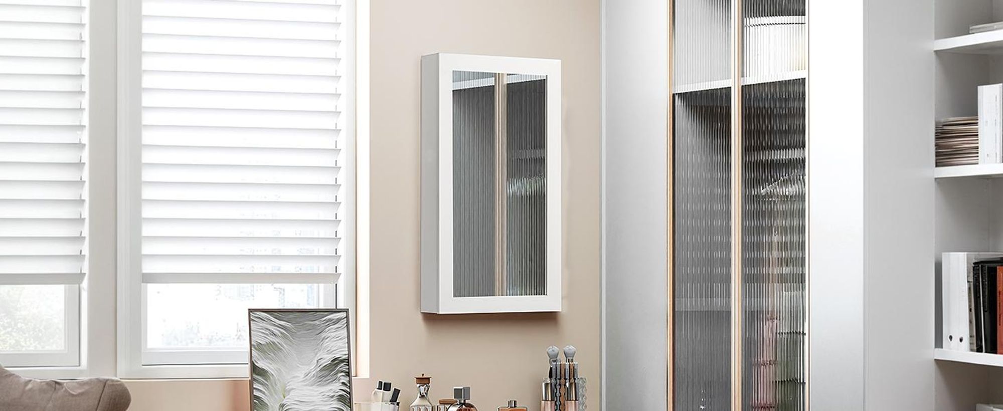 SONGMICS Schmuckschrank Spiegelschrank abschließbarer Wandschrank, weiß