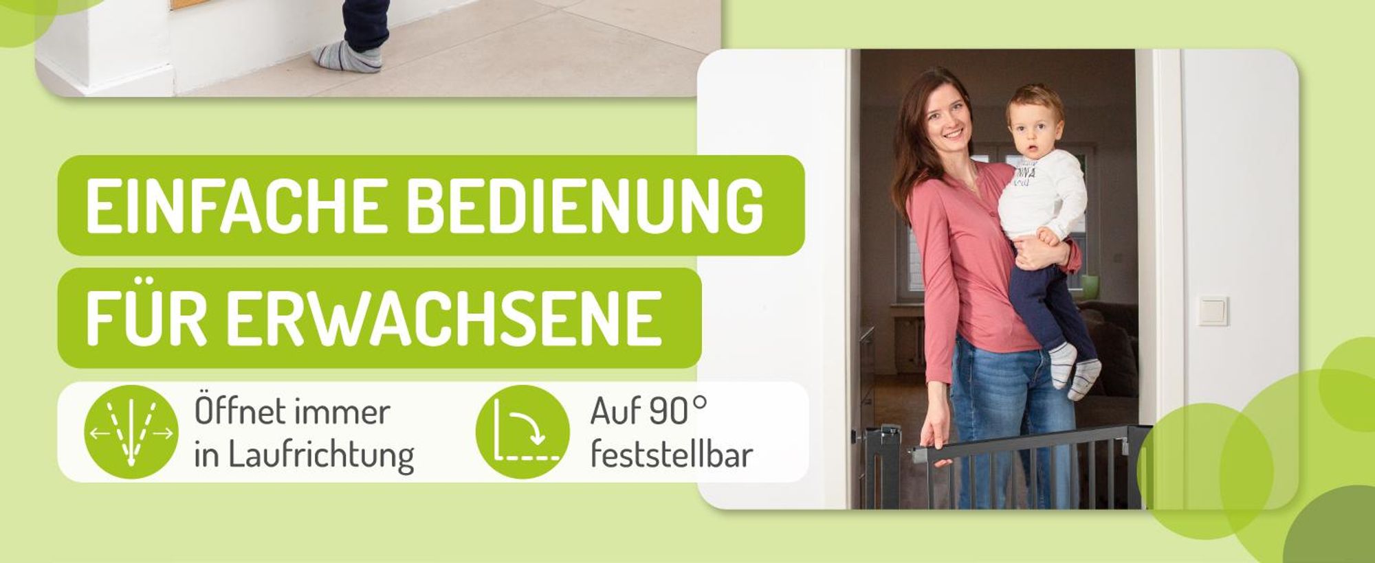 Mutter mit Kind am Miko-Türschutzgitter, Einhand-Bedienung und 90°-Feststellfunktion