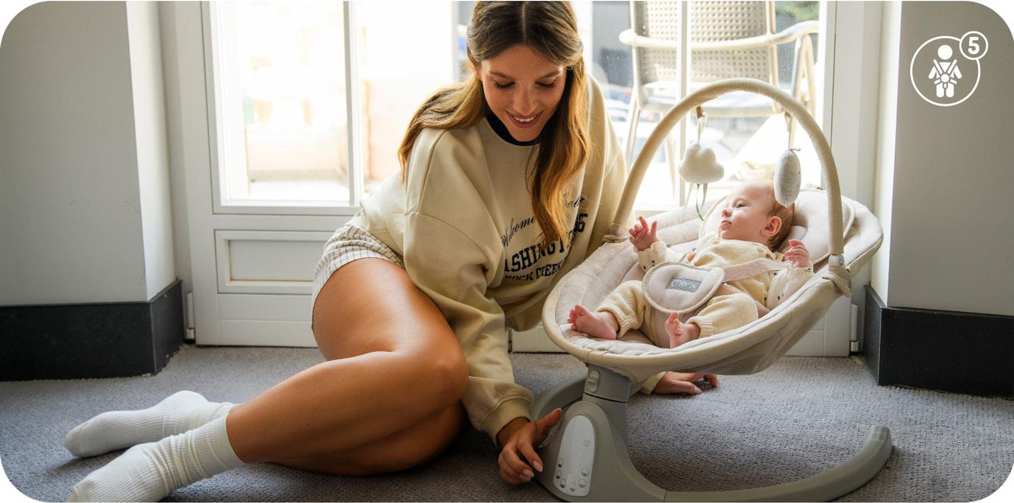 MoMi KENANI SAND – Elektrische Babywippe mit Bluetooth, Fernbedienung, LED-Display & 5 Stufen, inkl. Spielzeug – Beige