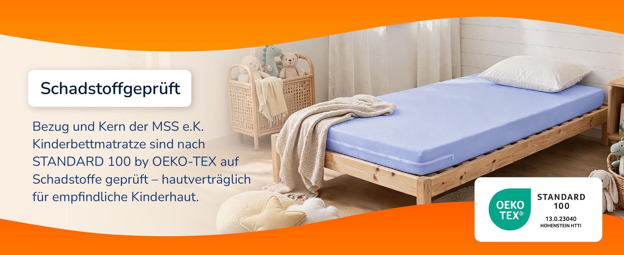 Kindermatratze auf Holzbett im Kinderzimmer, Banner Bezug und Kern