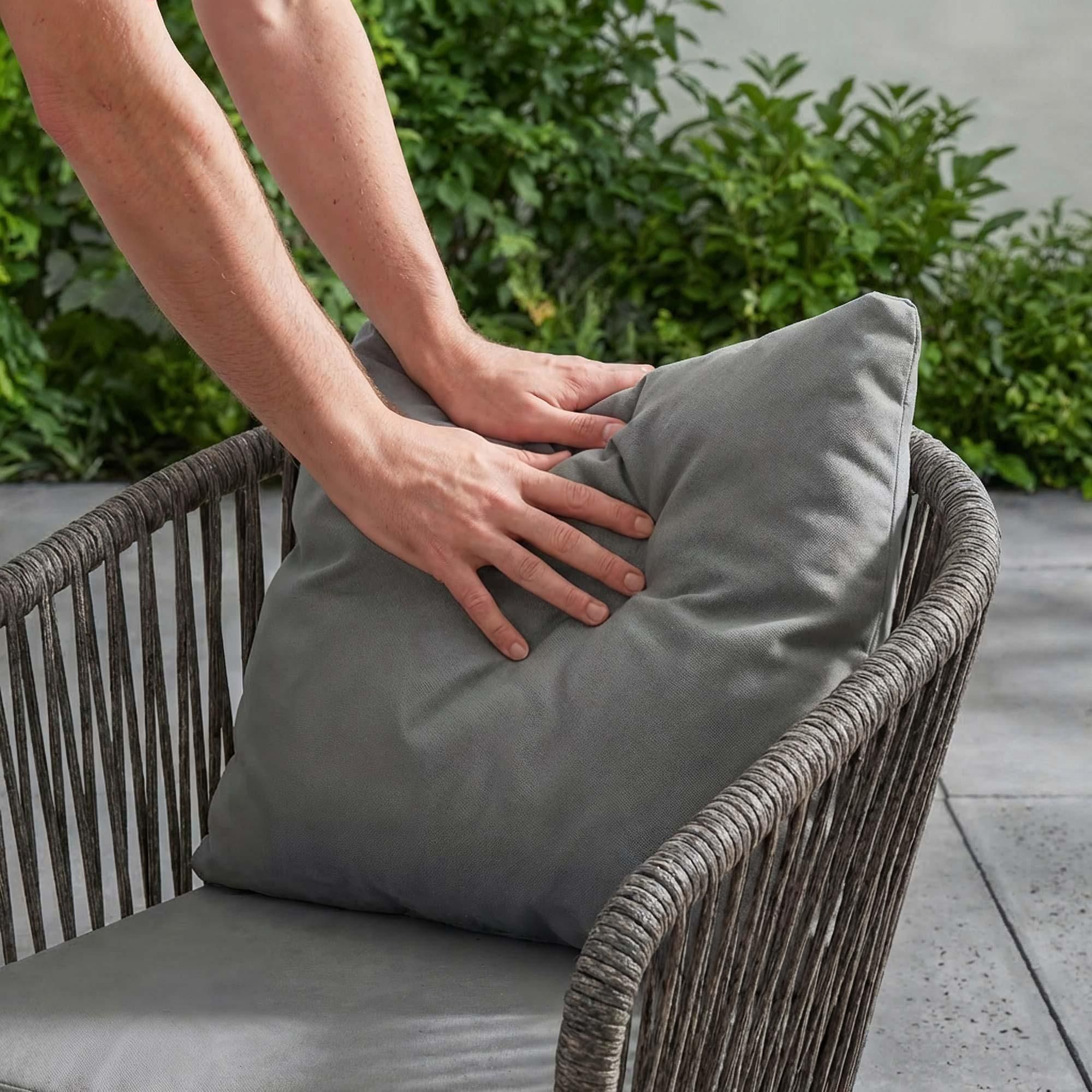 di volio Gartenstühle NEMI - Polyrattan 2er Set, Rattan Stühle outdoor wetterfest, Gartensessel aus verzinktem Stahl mit Kissen, Grau
