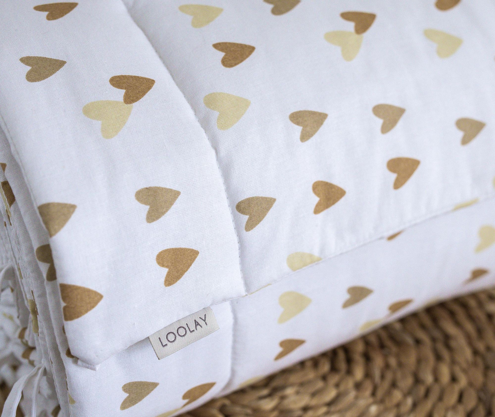 BETTUMRANDUNG Baumwolle 360 x 30 cm Babybett Austattung Babyausstattung Nestchen Bettschlange. Handgenähnt HERZEN BEIGE BRAUN von LOOLAY®