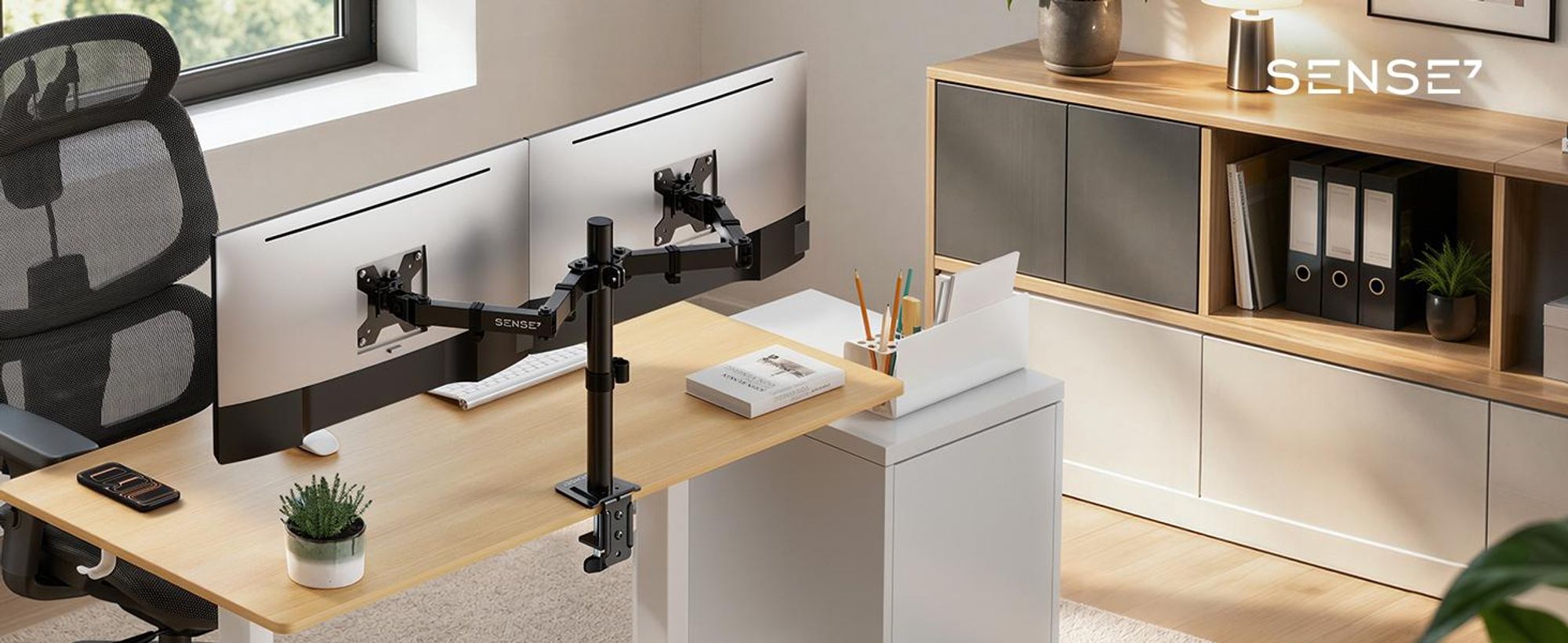 SENSE7, závesné osvetlenie, držiak na dvojité monitory, pre obrazovky 17-32 palcov, štandard VESA, nosnosť 2x9 kg, otočný mechanizmus s plynovou pružinou, stolová doska pre 2 monitory, čierna farba, ergonomický dizajn