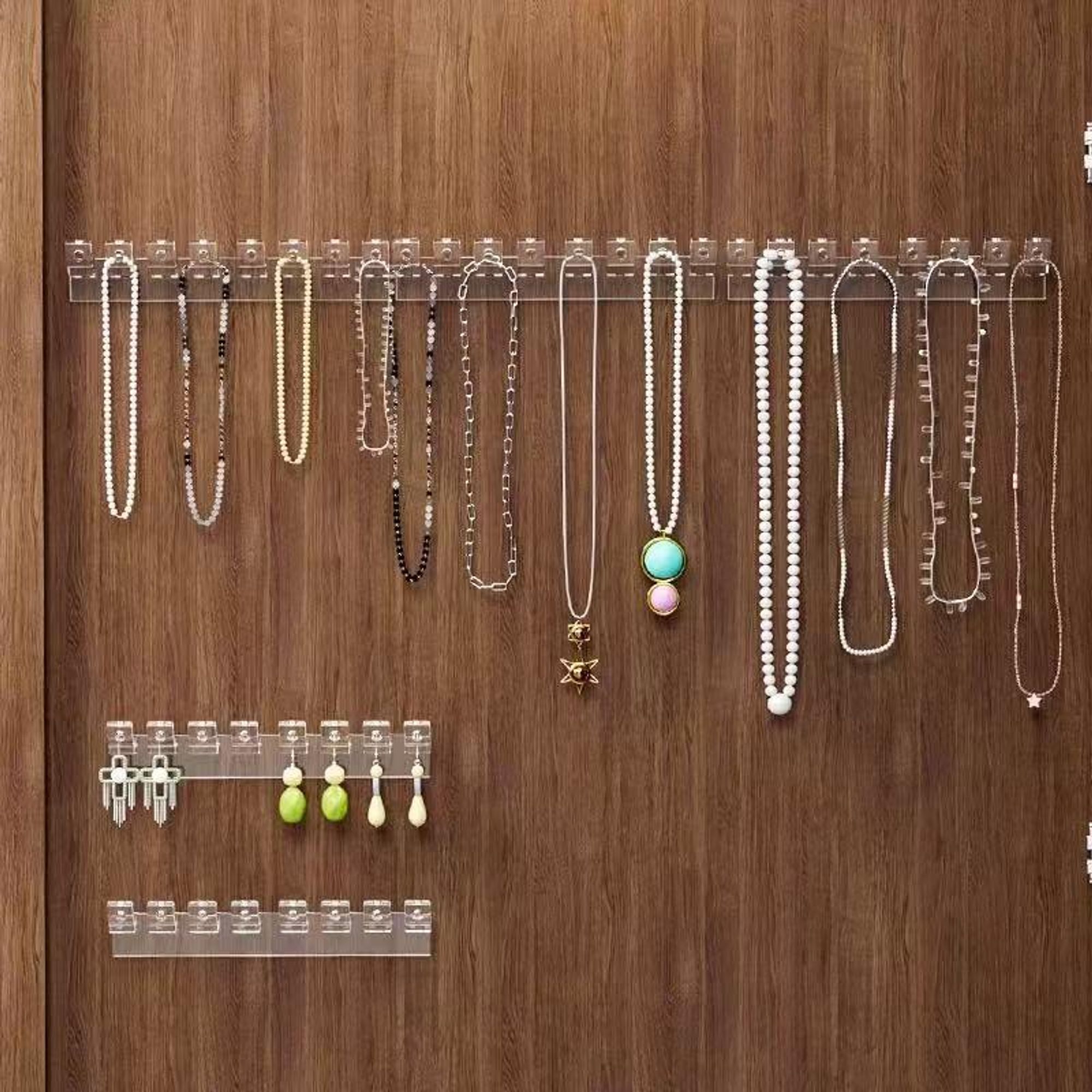 Mehrere Organizer-Elemente an Schranktür montiert