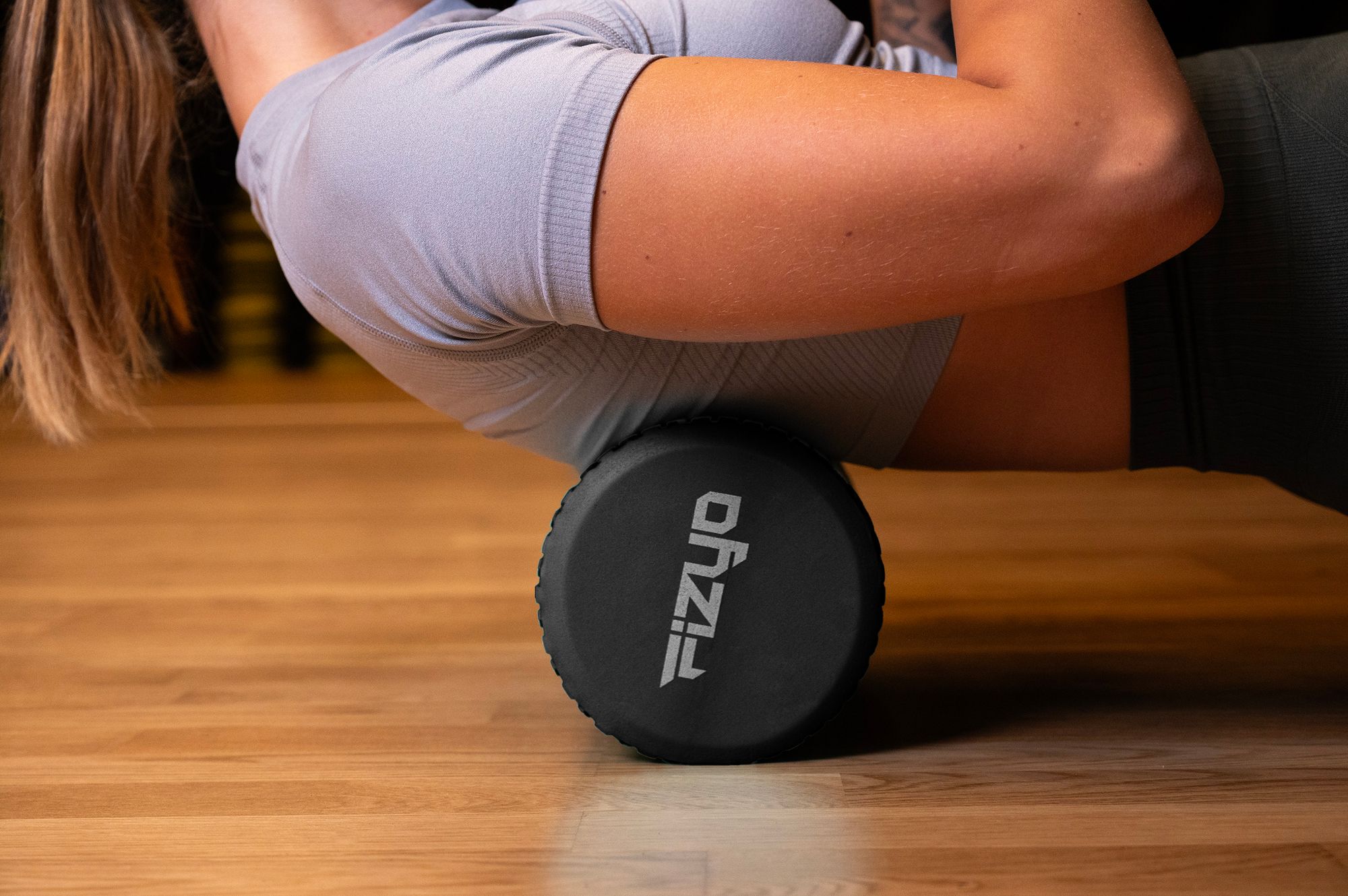 Trening Fitness z wałkiem do masażu z wypustkami FIZYO — osoba wykonuje ćwiczenia