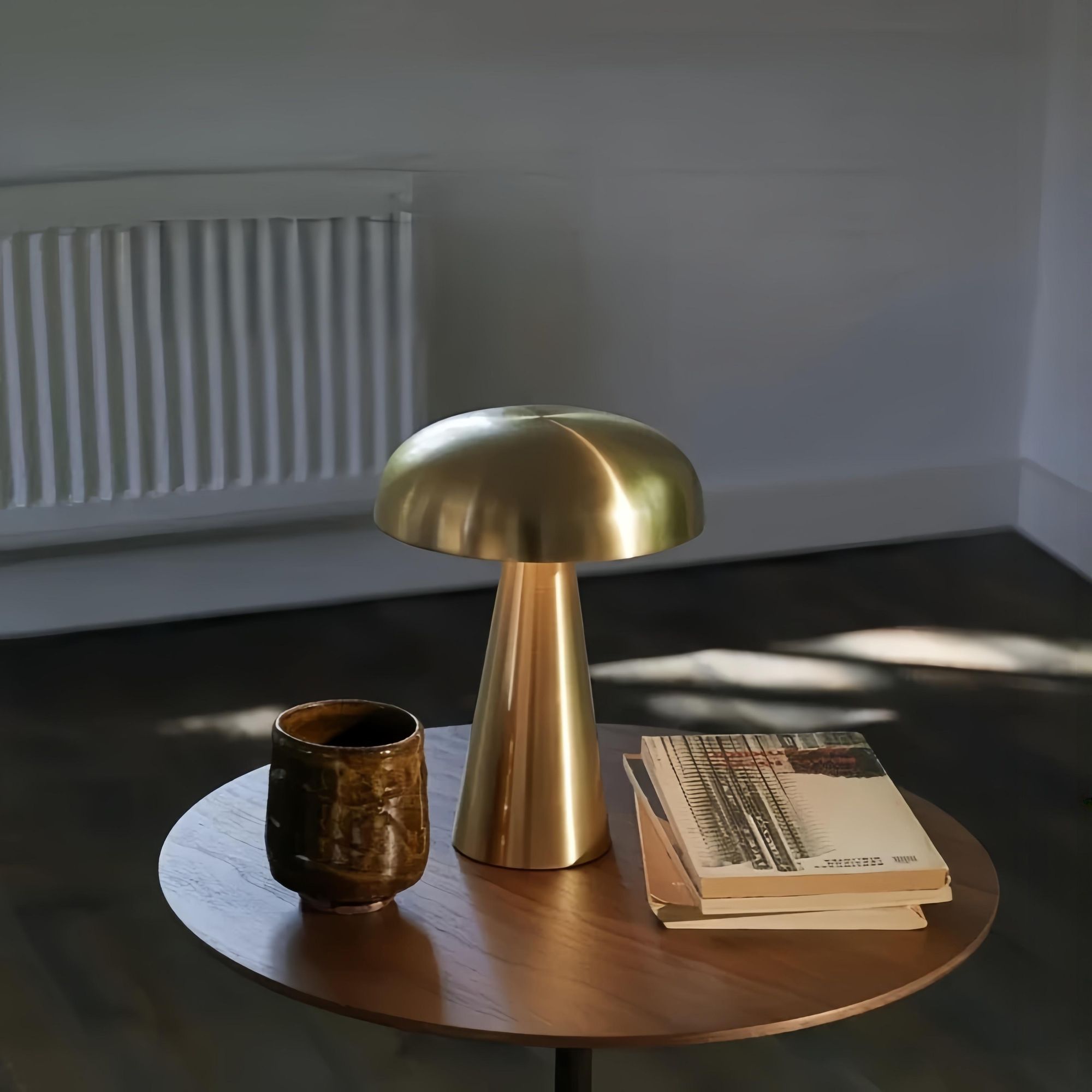 LED-Pilzlampe, tragbare Metall-Schreibtischlampe, USB-Aufladung Nachttischlampe, dreifarbiges Touch-Kabellos Dimmen, Augenschutz-Nachtlicht, Gold
