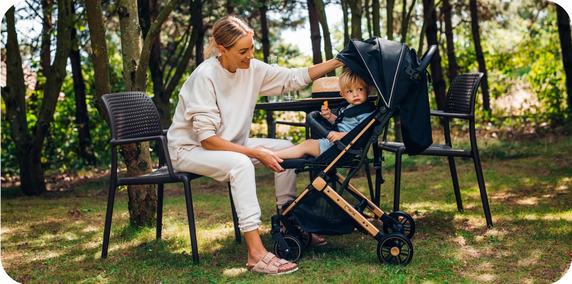 MoMi ESTELLE LIGHT – Ultraleichter Baby Kompaktbuggy 7,7 kg mit Einhand-Faltung, Trolley-Funktion & XL-Dach, ideal für Reisen – Schwarz/Silber