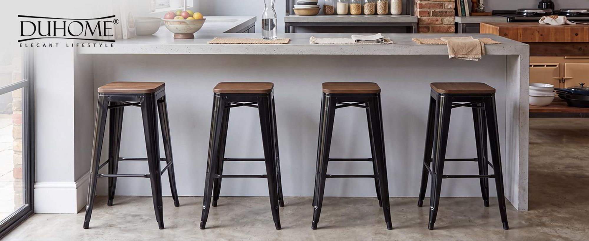 4 tabourets métalliques, couleur au choix, aspect vieilli, assise en bois, tabourets de bar empilables, couleur : noir + bois foncé, matériau : métal