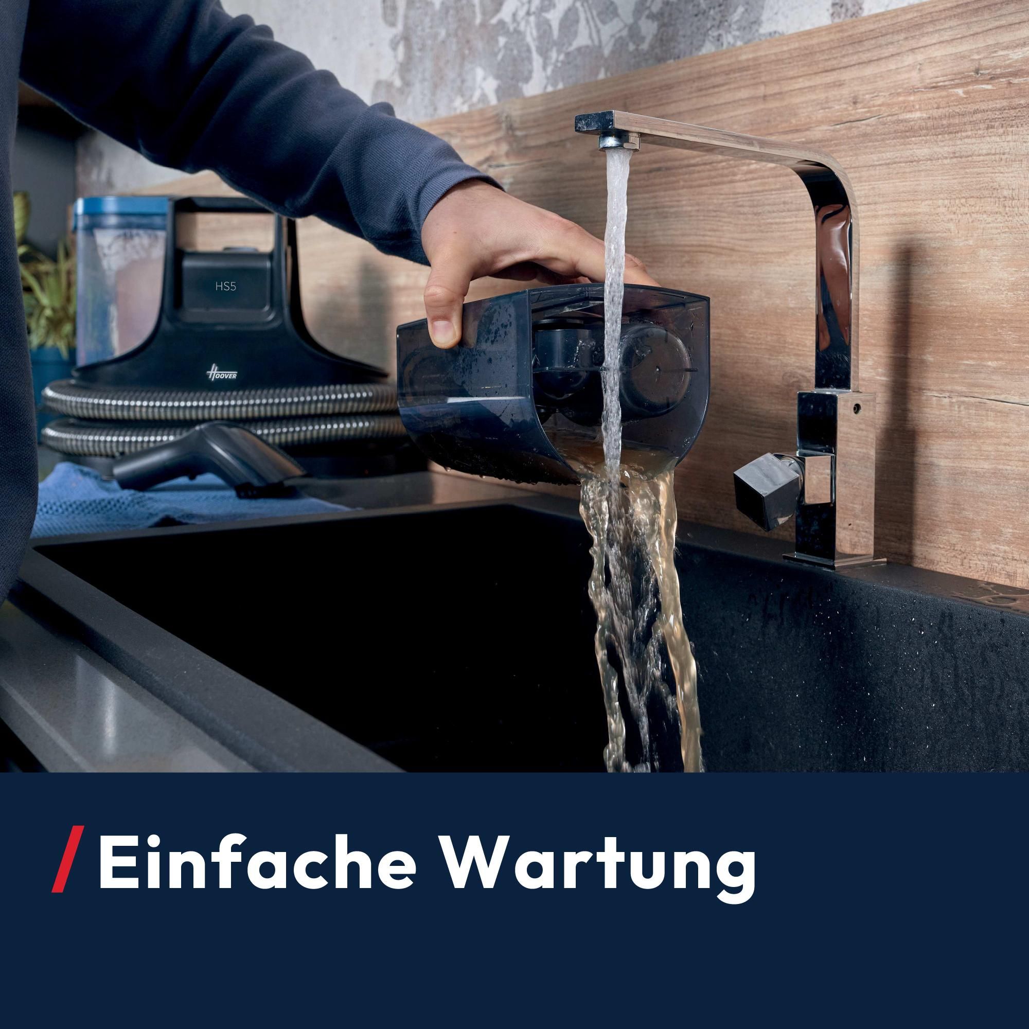 Staubsaugerzubehör wird unter dem Wasserhahn abgewaschen