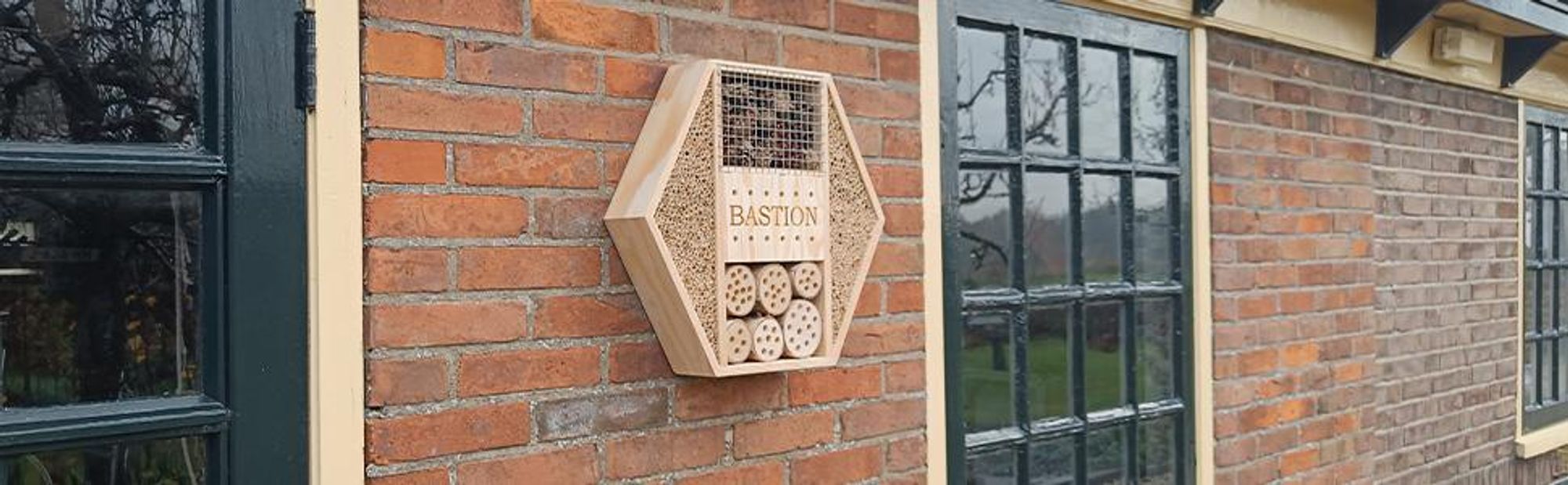 Dokkodo Insektenhotel Bastion XL aus massivem Naturholz im Außenbereich