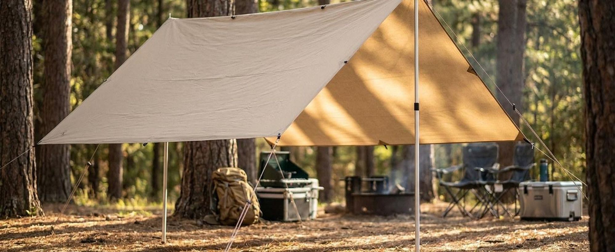Tarp im Wald mit zwei Teleskop Aufstellstangen aus Aluminium aufgespannt