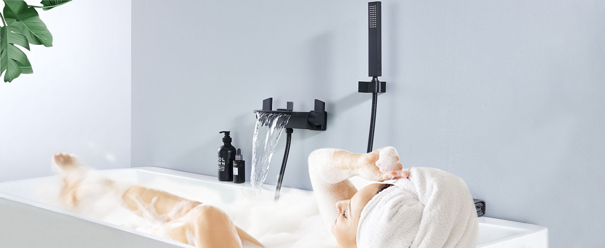 Homelody Wasserfall Badewannenarmatur mit Regal,Wannenarmatur mit Handbrause,Badewanne Armatur Duscharmatur für Bad, Schwarz matt,Komplett Duschset