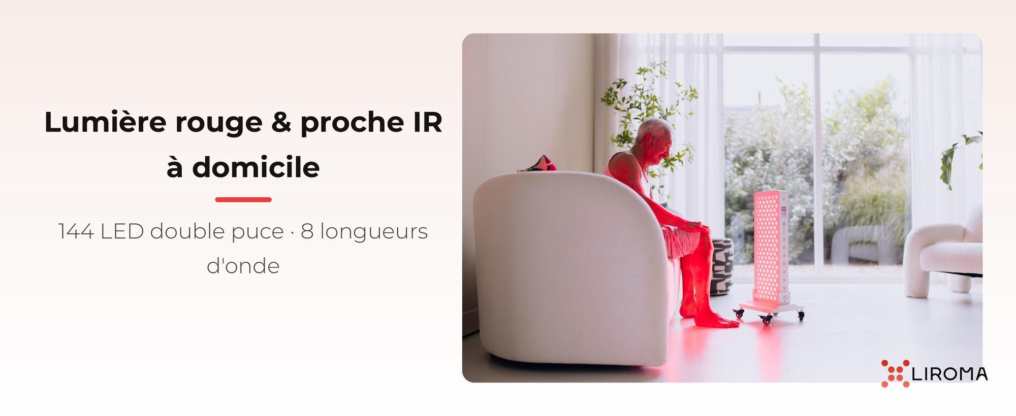 LIROMA PrimeFORCE Advanced sur pied au sol dans un salon, lumière rouge allumée
