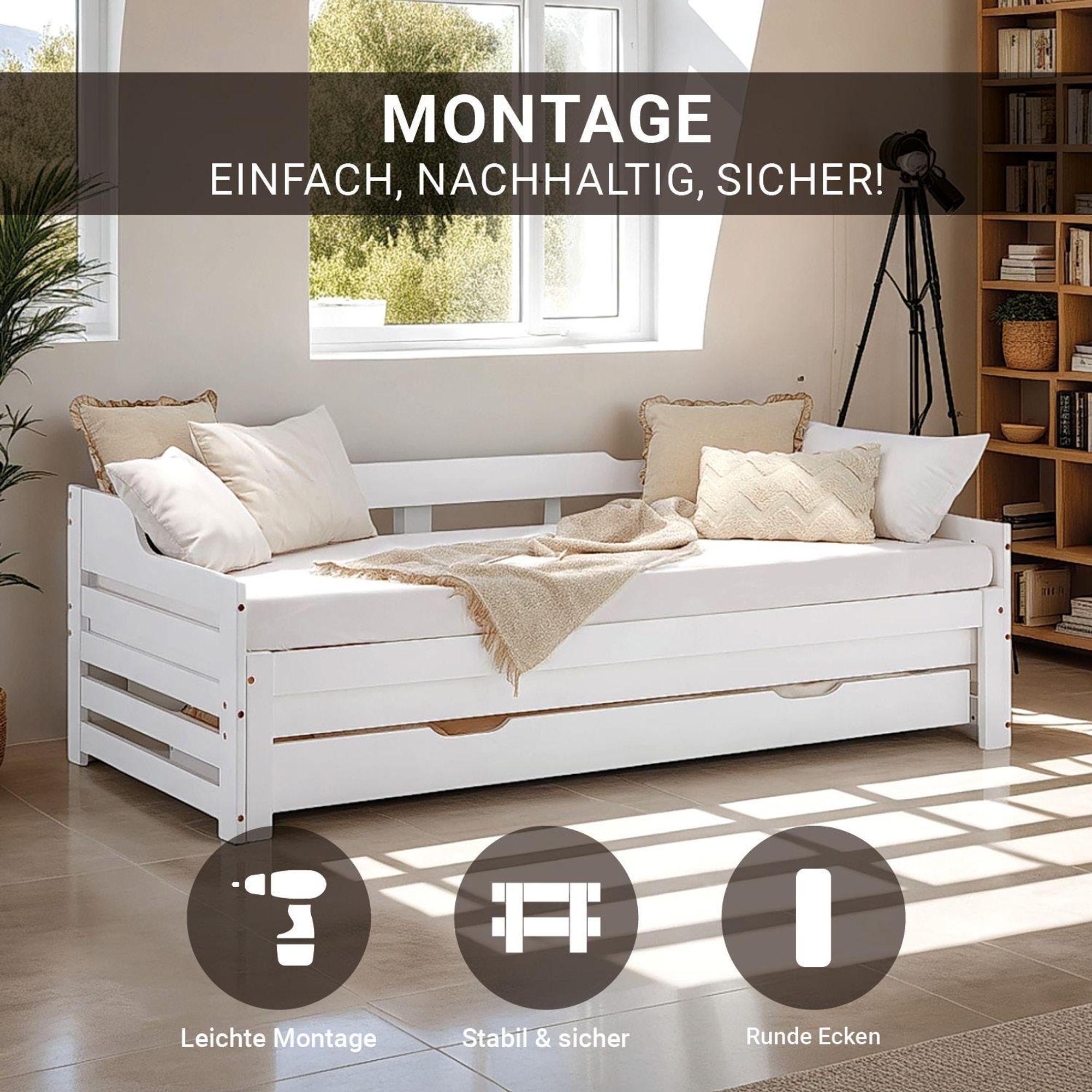 Das Holzbett steht in einem hellem Raum mit creme farbenen Kissen und Decken.