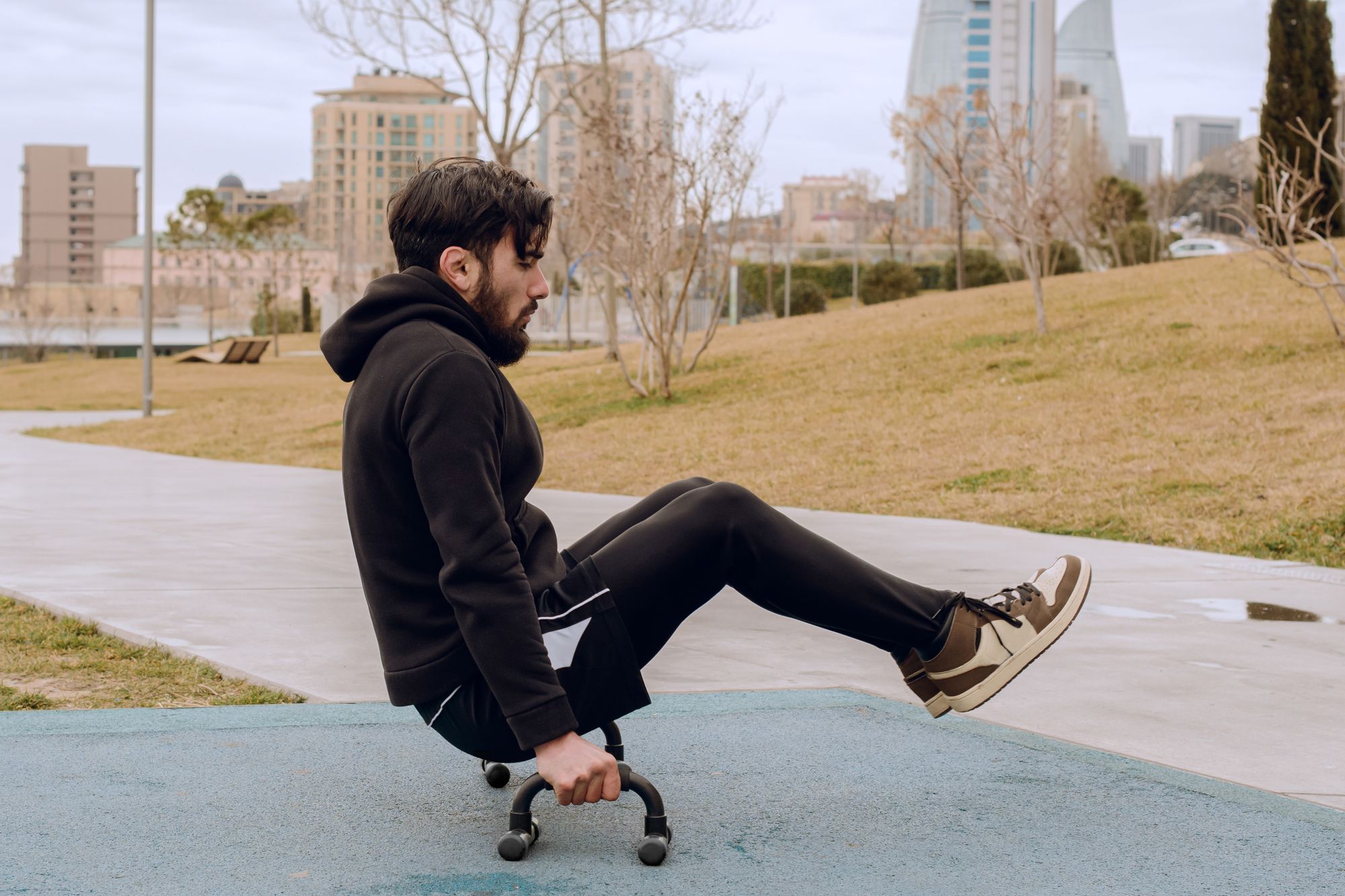 Eine Person, die mit den Parallettes / Liegestützgriffen von FIZYO trainiert