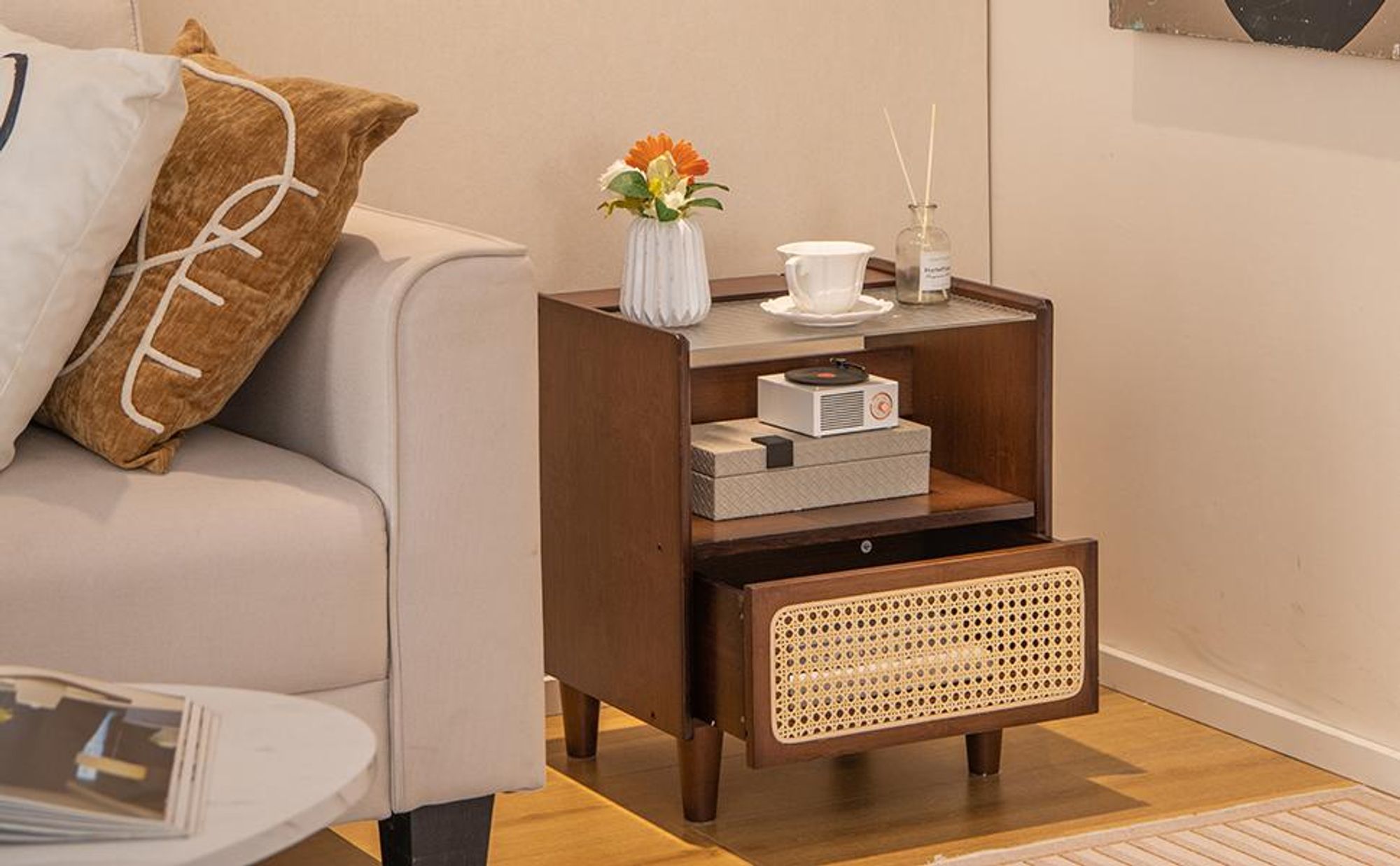 COSTWAY 2er Set Nachttisch aus Bambus & Rattan mit Schublade, Beistelltisch mit Glastischplatte und offenem Fach, Sofatisch, Nachtschrank, Boho-Nachtkonsole für Schlafzimmer, 43 x 35 x 50 cm
