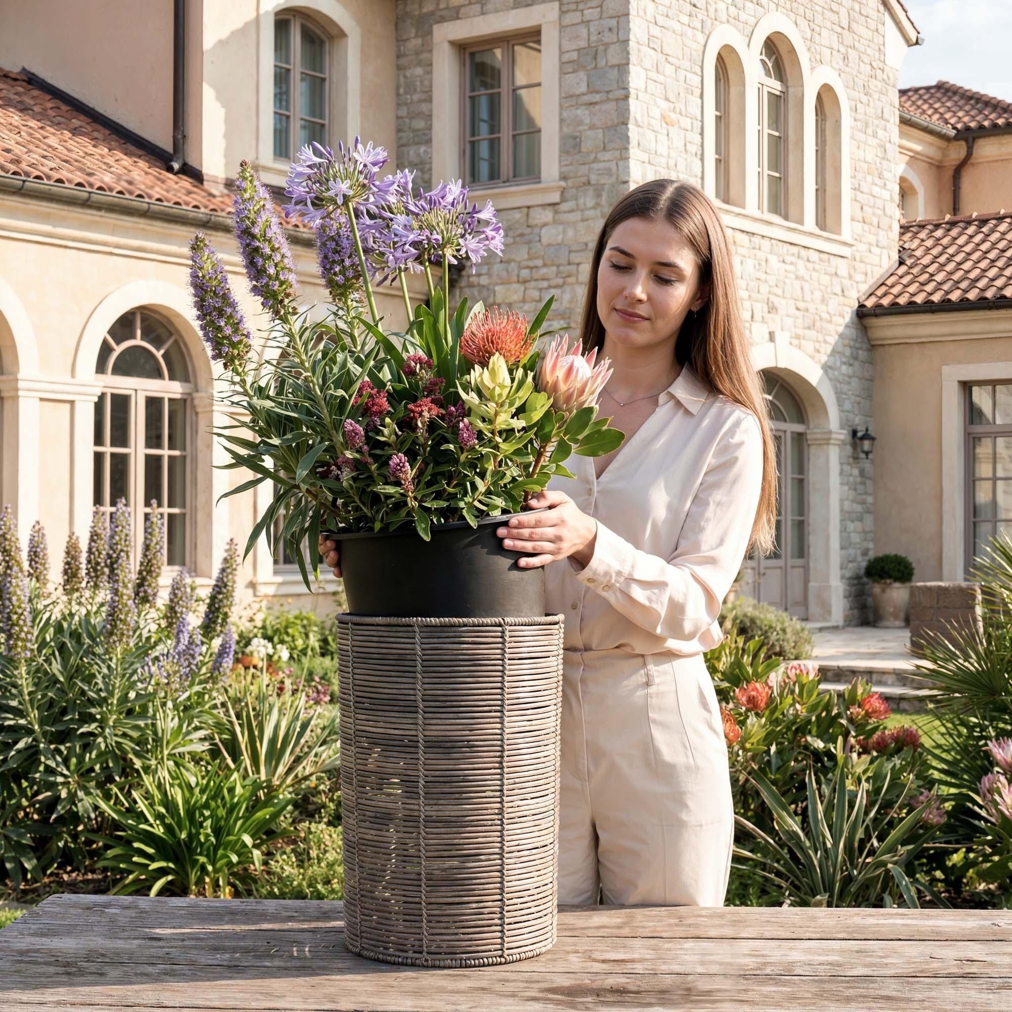 di volio Pflanzkübel Set VITARBO – 3 hohe Blumentöpfe aus Polyrattan mit Kunststoffeinsatz, wetterfeste Rattan Blumenkübel für Außen (Braun)