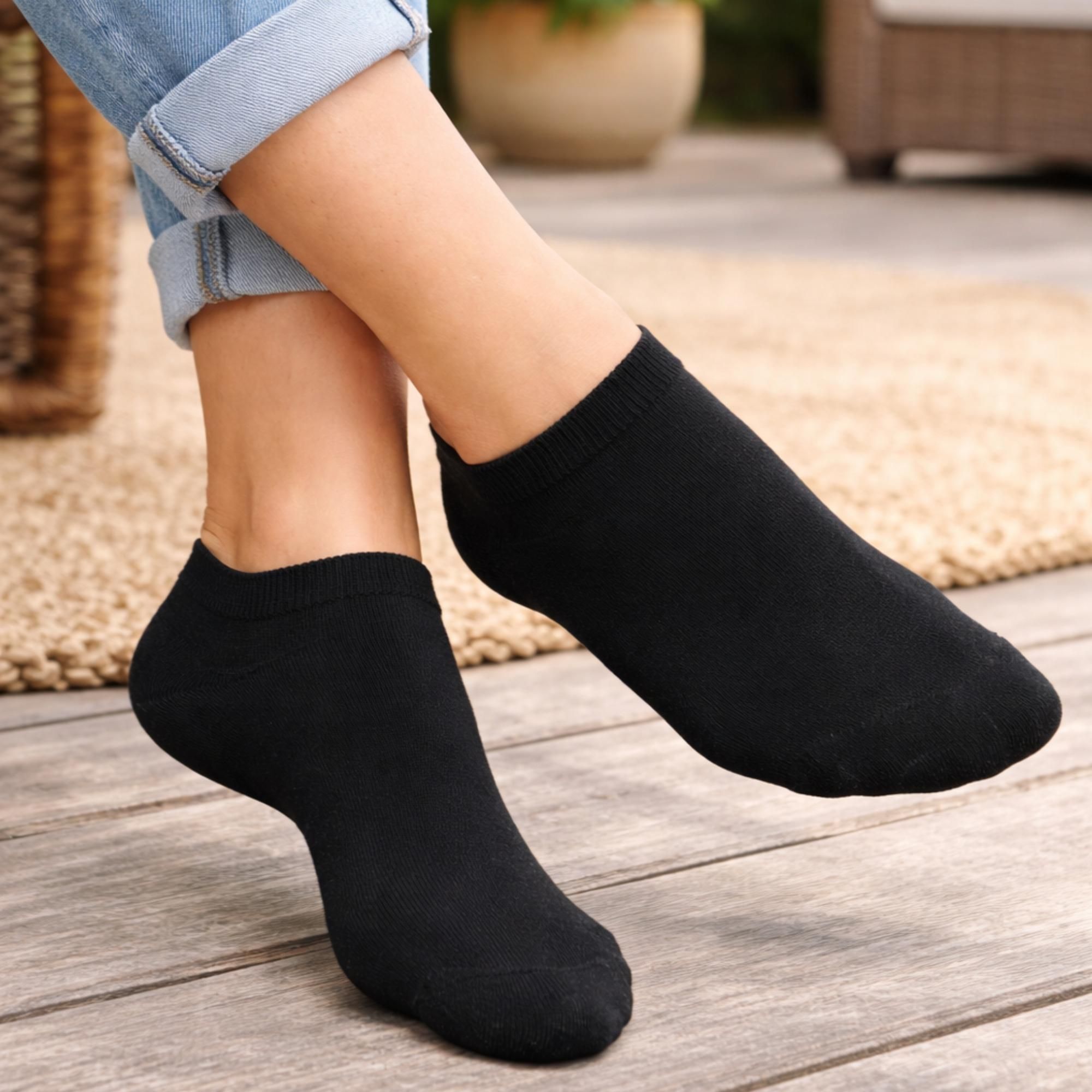 frau trägt schwarze Sneaker socken
