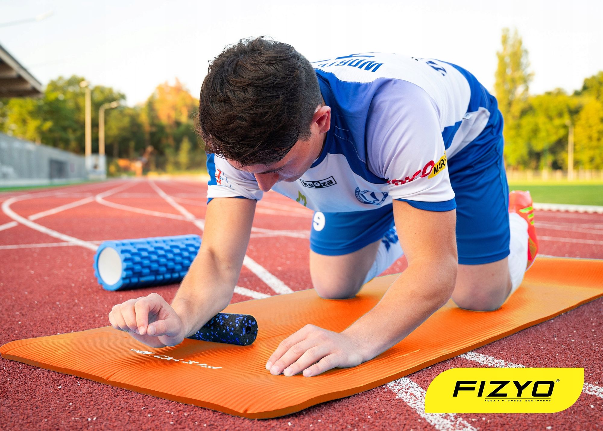 Osoba cvičící na gymnastické podložce NBR značky Fizyo – pozice jógy, pilatesu, gymnastiky