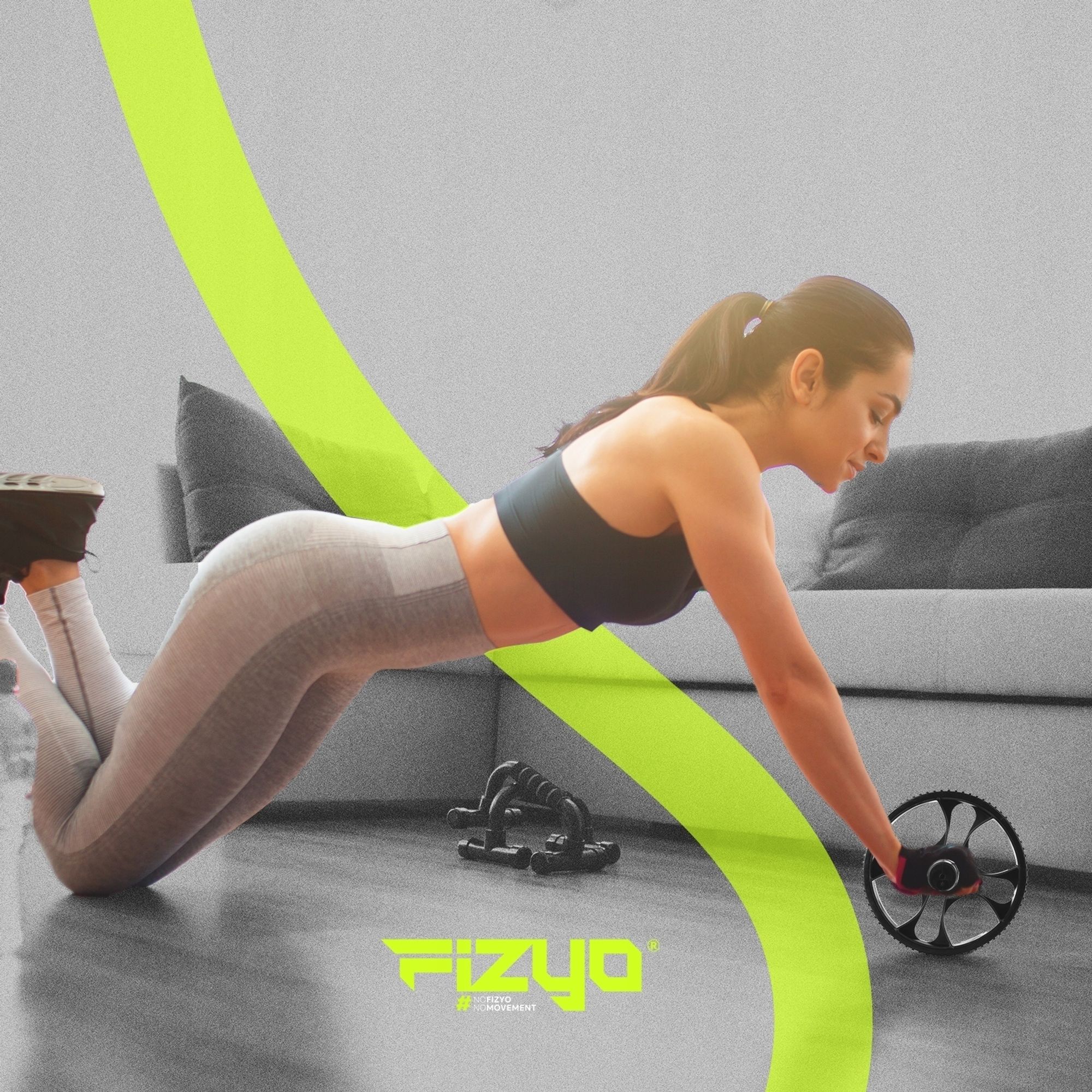 Eine Person trainiert mit dem FIZYO AB Wheel Roller