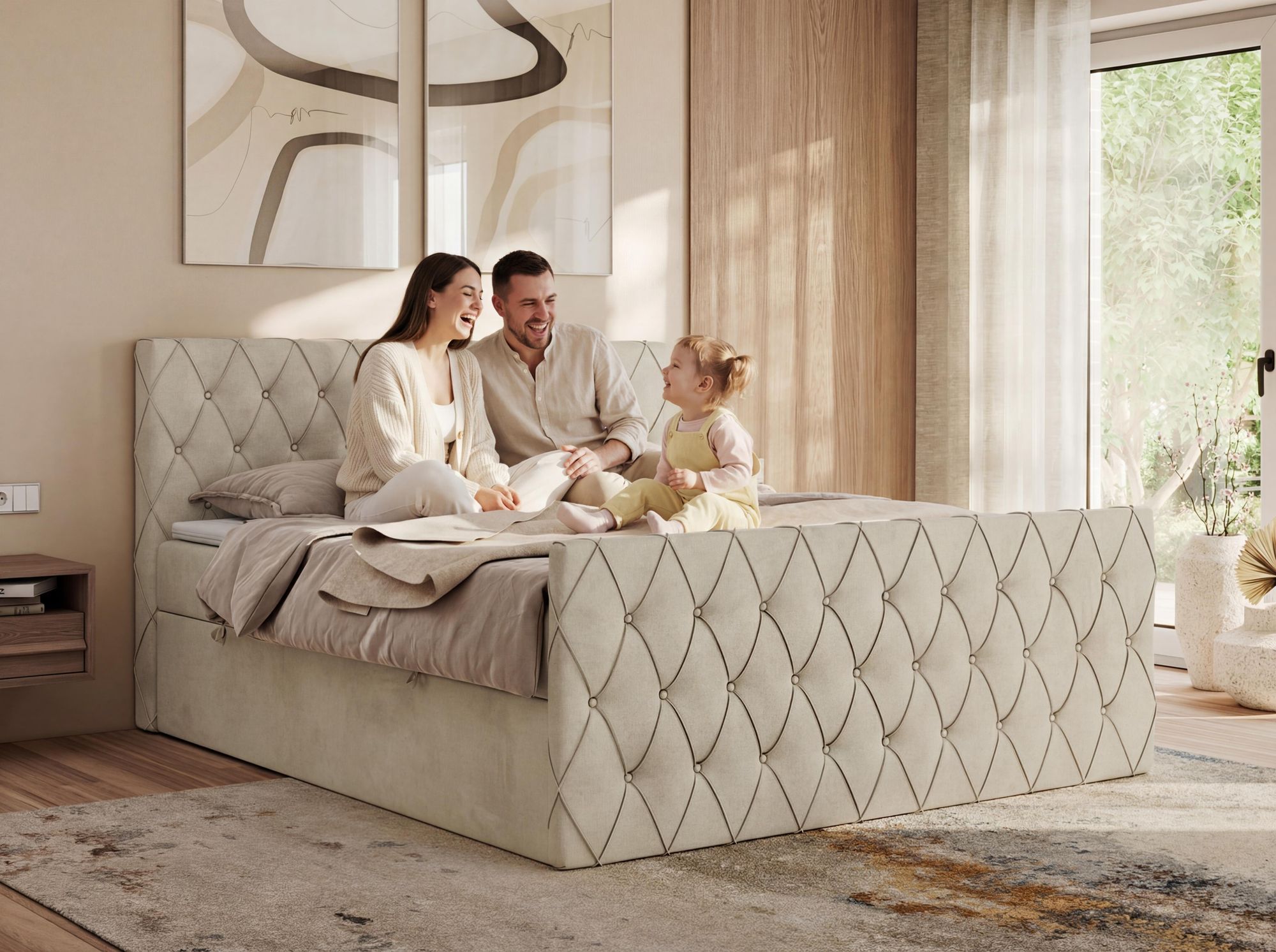 Familie entspannt auf beigen Boxspringbett im hellen Schlafzimmer.