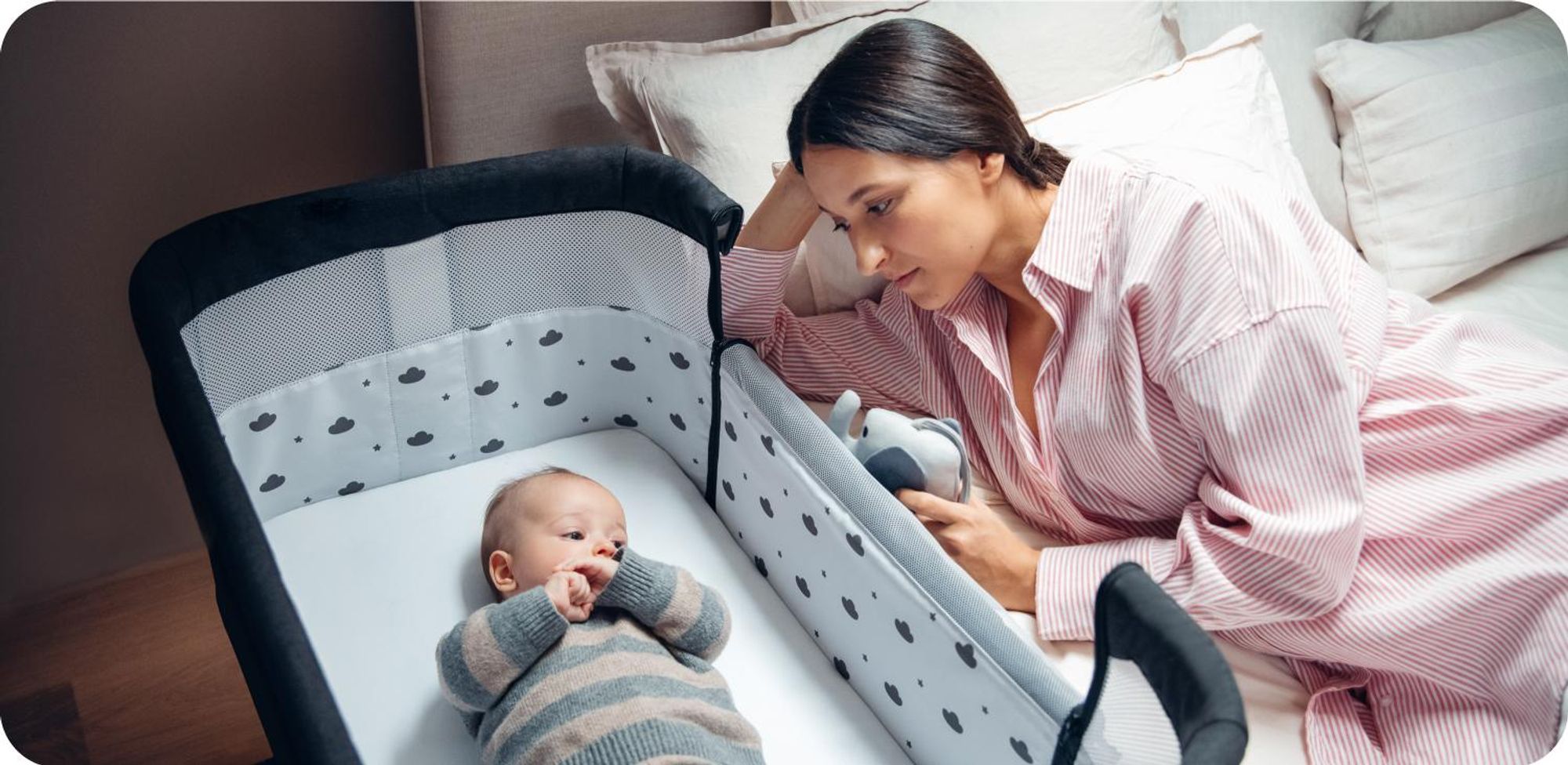MoMi REVO – 2-in-1 Beistellbett & Babybett, höhenverstellbar mit Neigungsverstellung, inkl. Matratze, Spielzeug & Moskitonetz – Dunkelgrau