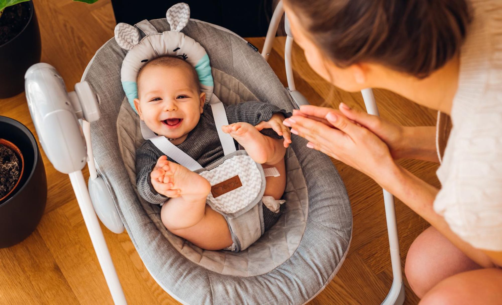 MoMi LISS – Elektrische Babywippe klappbar mit Timer, 5 Geschwindigkeiten, 6 Melodien & verstellbarem Spielbogen – Rosa