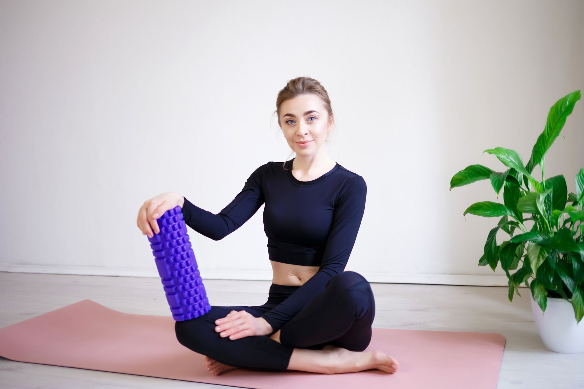 Training mit der FIZYO-Massagerolle mit Noppen – eine Person führt entspannende Übungen durch