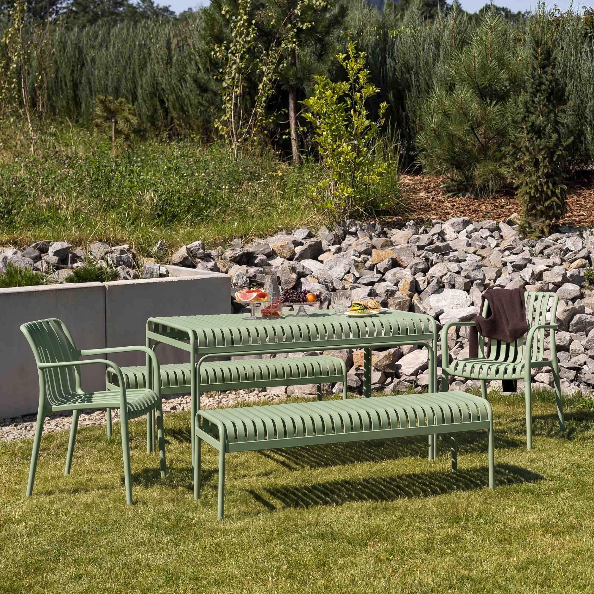 di volio Gartentisch MALIO - 130x80 cm, wetterfester Outdoor-Tisch aus Metall, matt grün