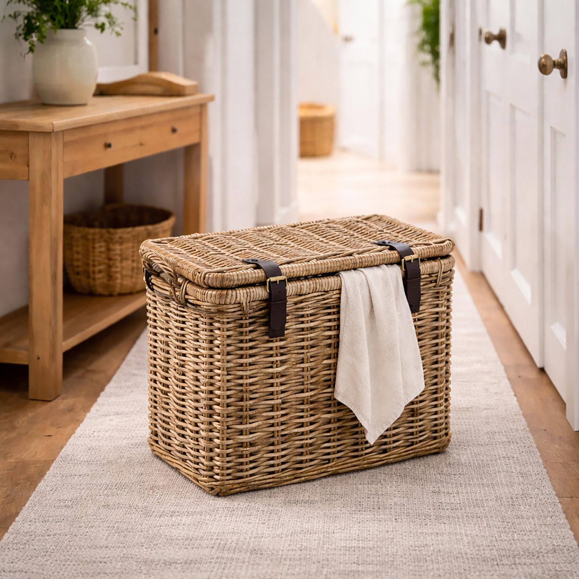 Kobolo Aufbewahrungskorb Universalkorb 61x33x46 cm aus Rattan mit Deckel und Griffen und Lederriemen
