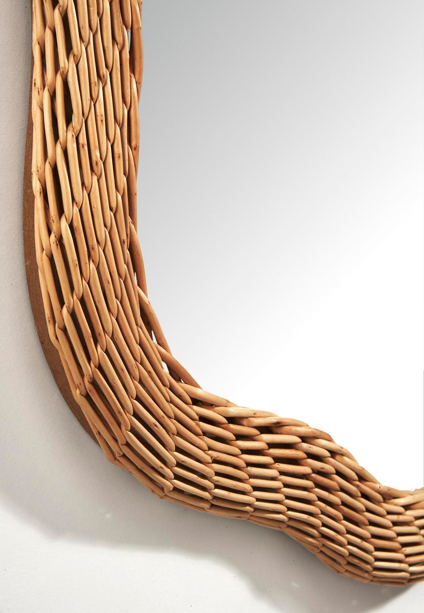 Kobolo Spiegel Wandspiegel LUCA mit Rahmen aus Weide natur braun - Asymmetrisch modern Dekoration Dekospiegel hängend Garderobe Schminkspiegel rund