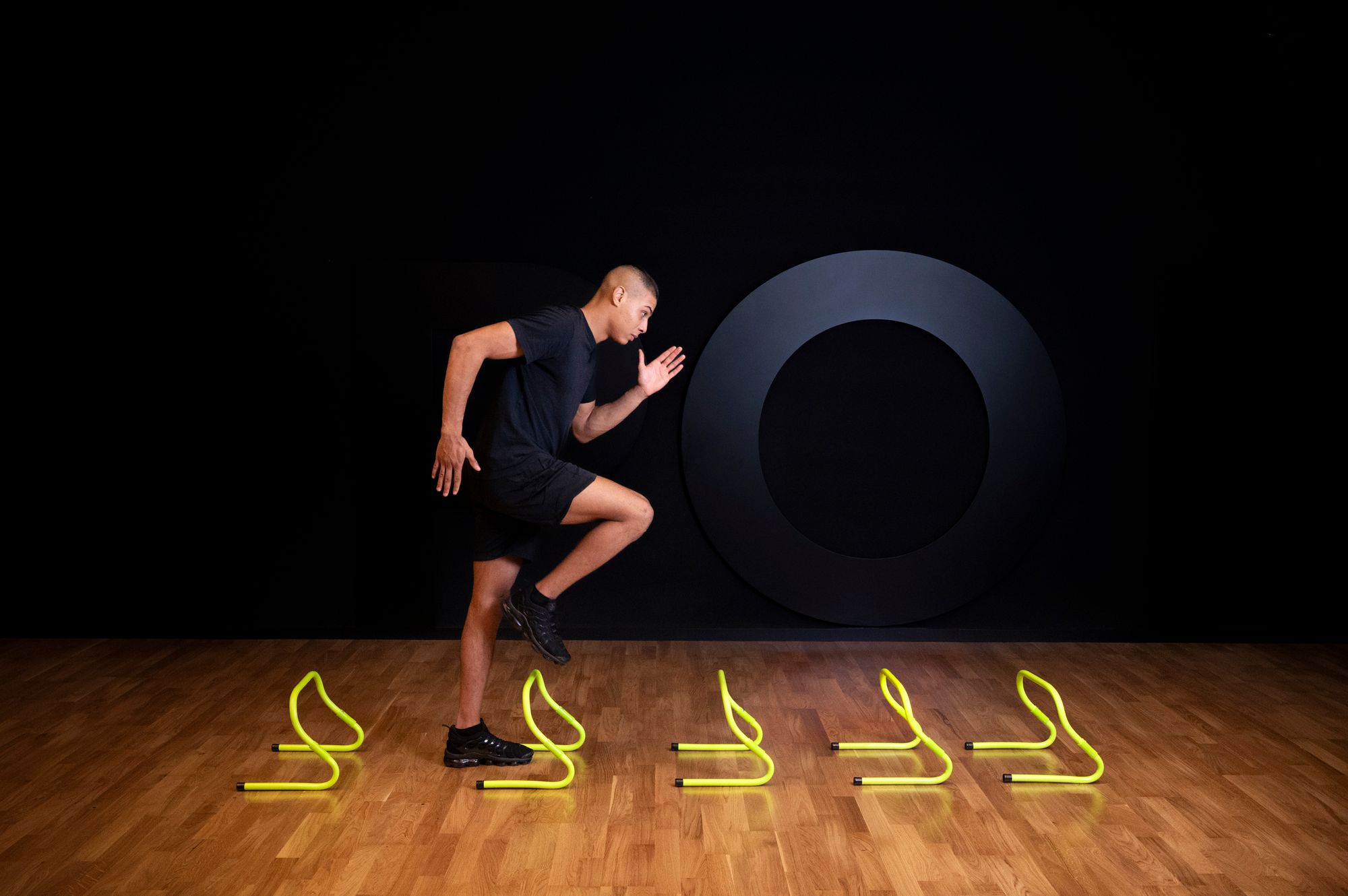 Ein Mann absolviert ein Koordinationstraining mit Fizyo-Trainingshürden